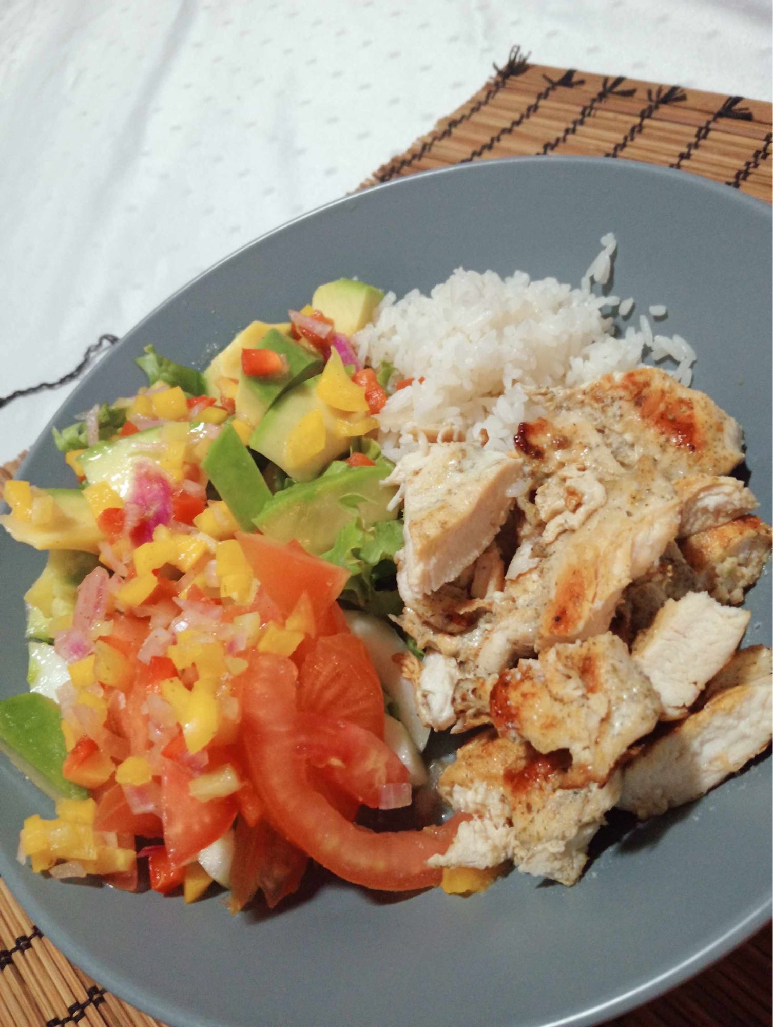 Pollo con arroz y ensalada