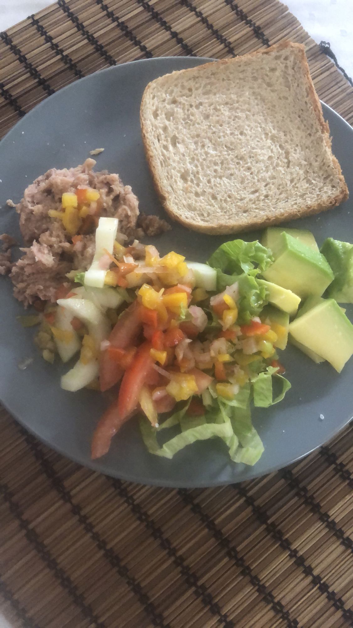 ensalada con atún y pan