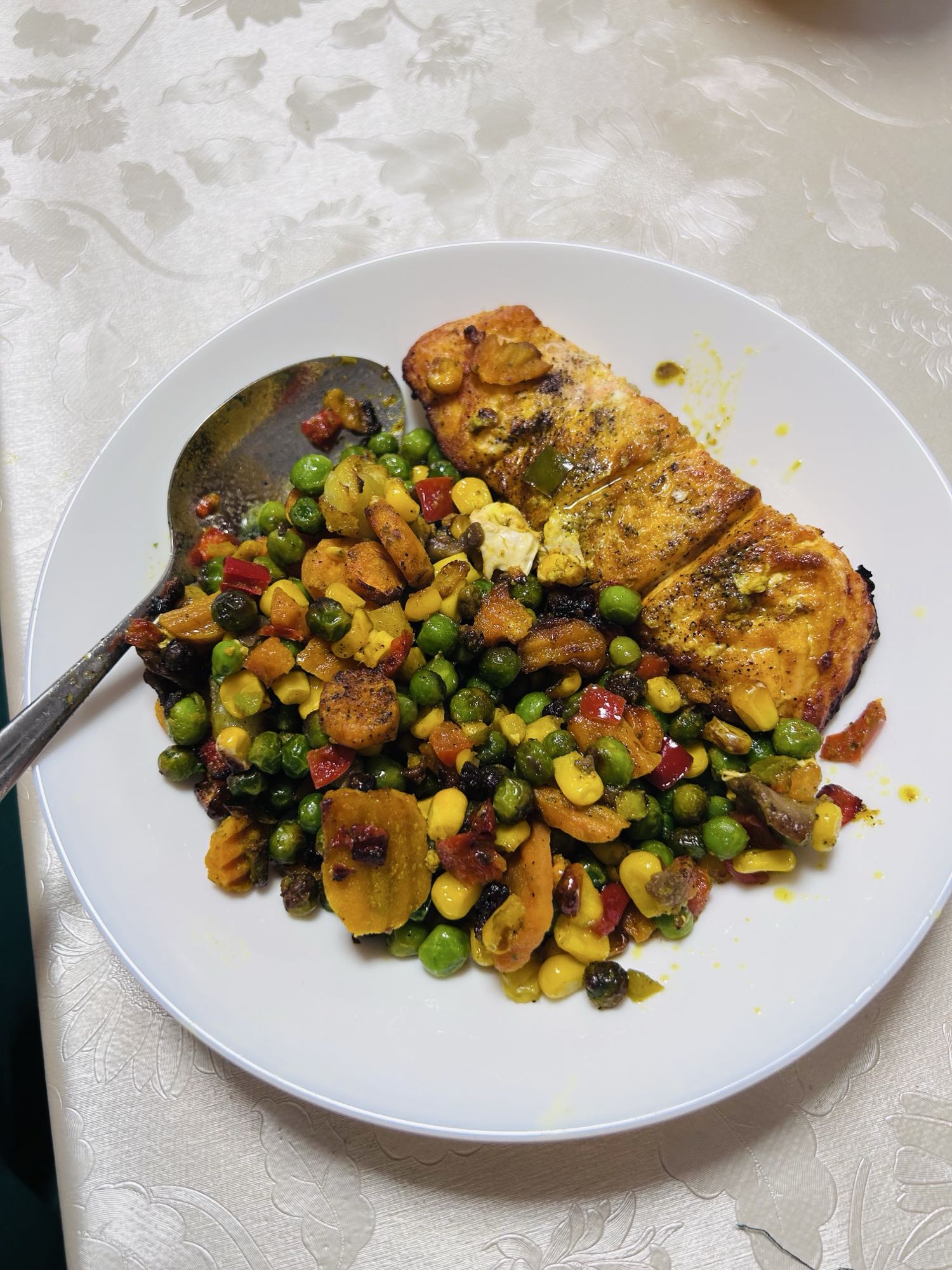 Somon cu legume sotate