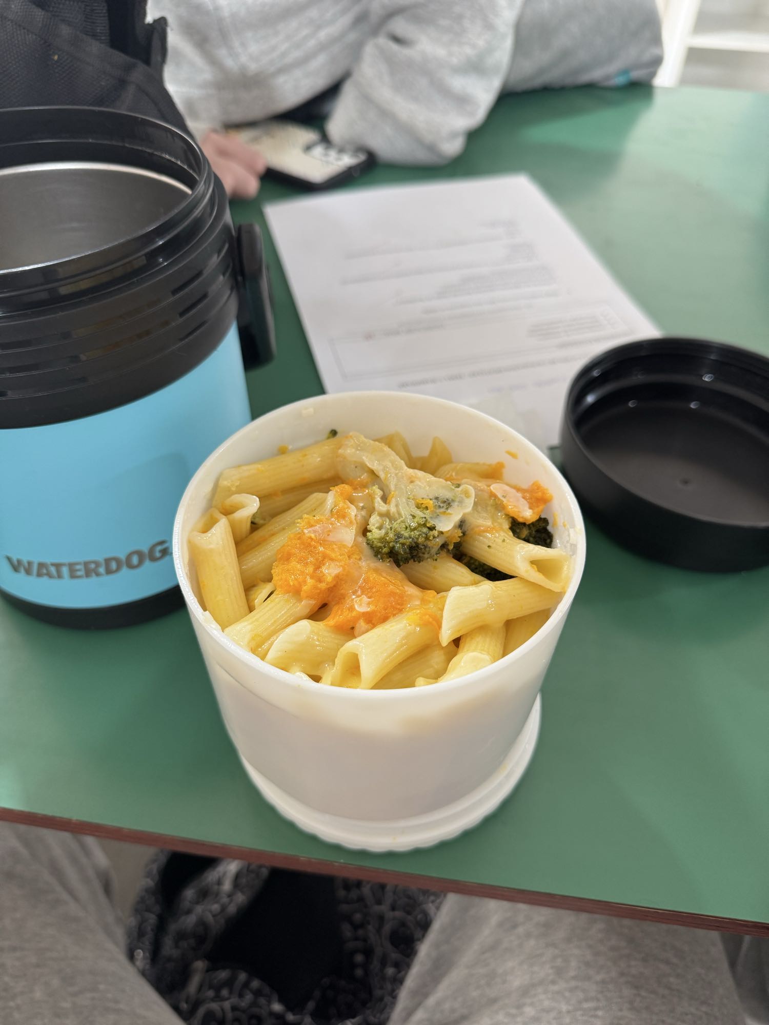 pasta con verduras y queso y postre de torta con huevo, banana y cacao