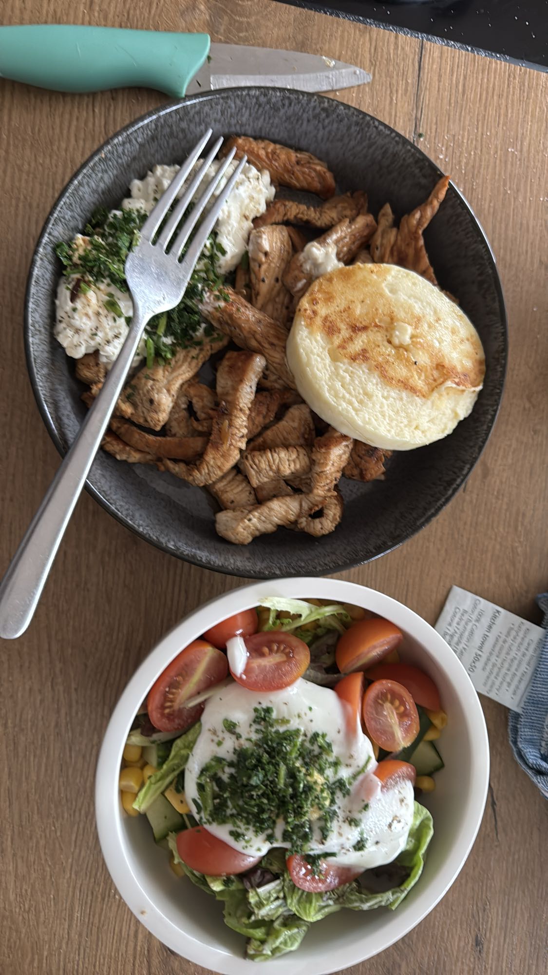 Hähnchenbrust mit Salat und Käse