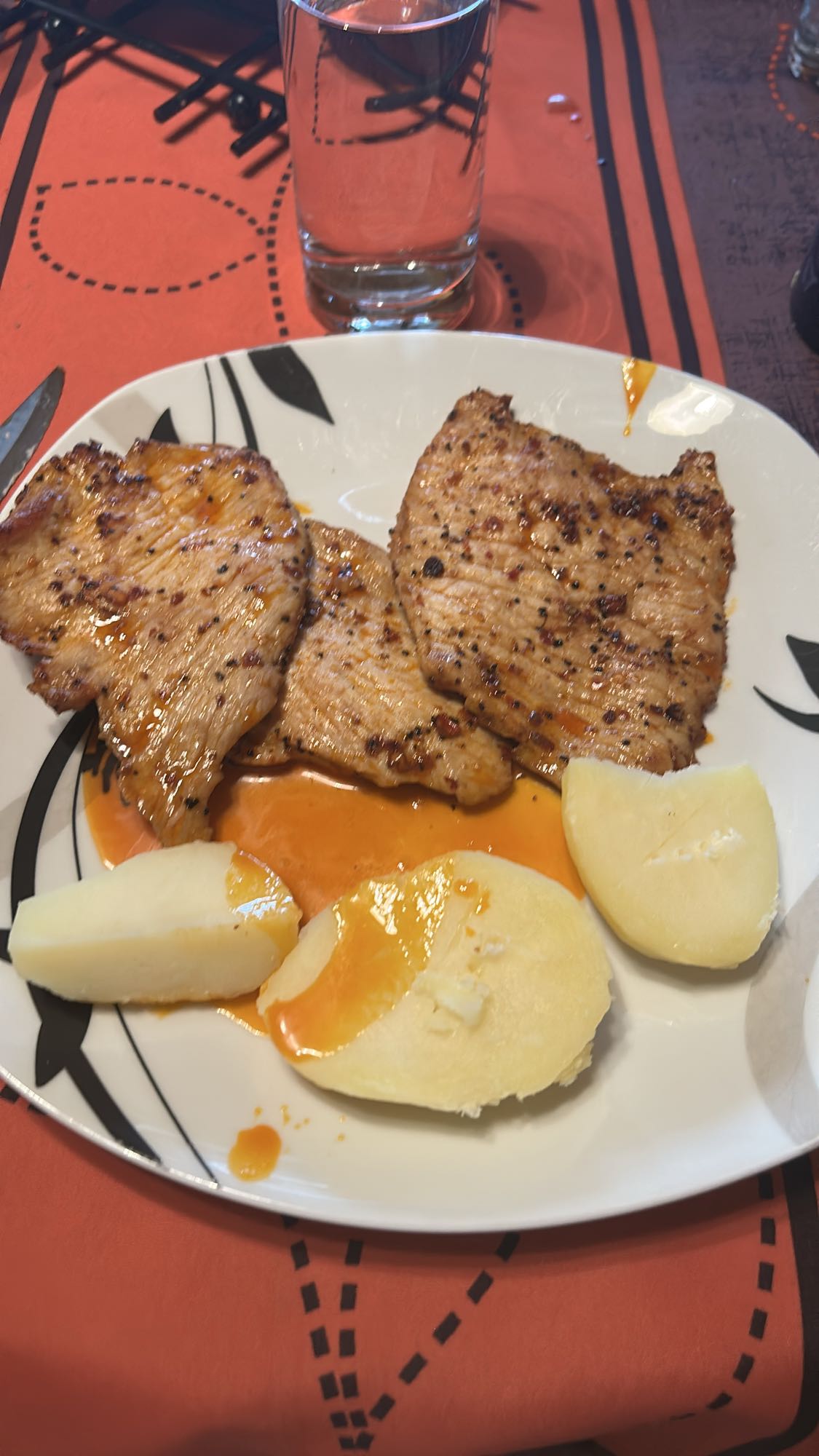 Grilované maso s bramborem