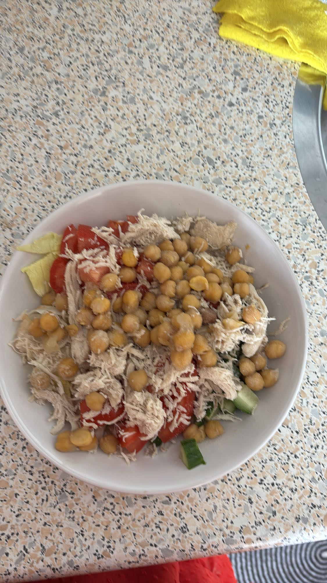 Nohutlu Tavuk Salatası