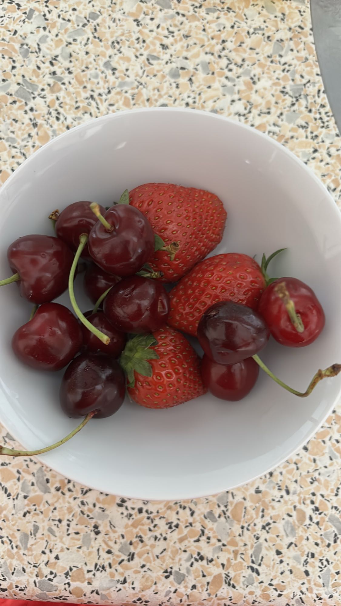 Çilek ve kiraz kasesi