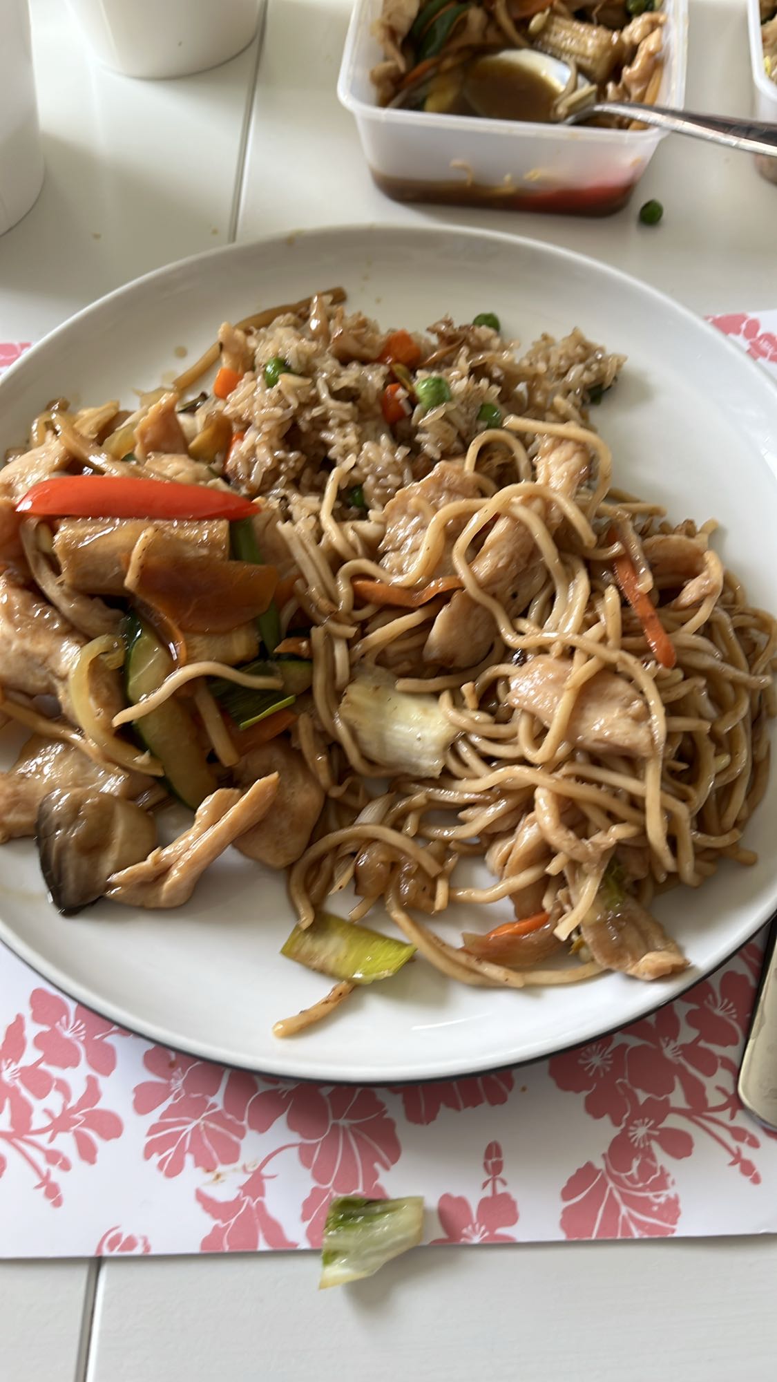 kycklingwok med ris och nudlar