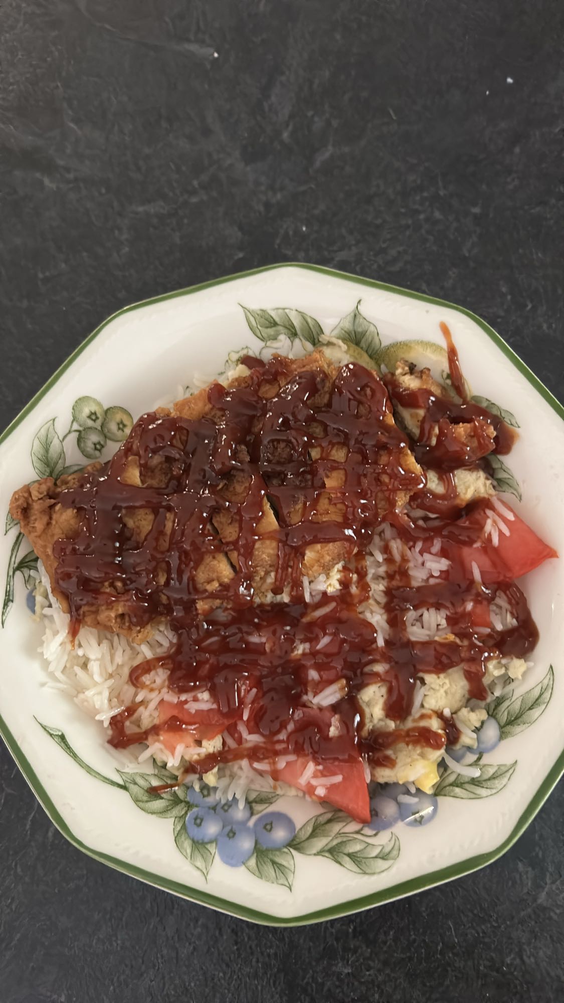 Poulet frit, riz, tomate, sauce