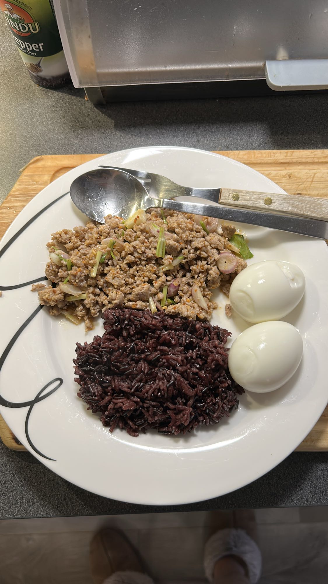 Svart ris med kjøtt og egg