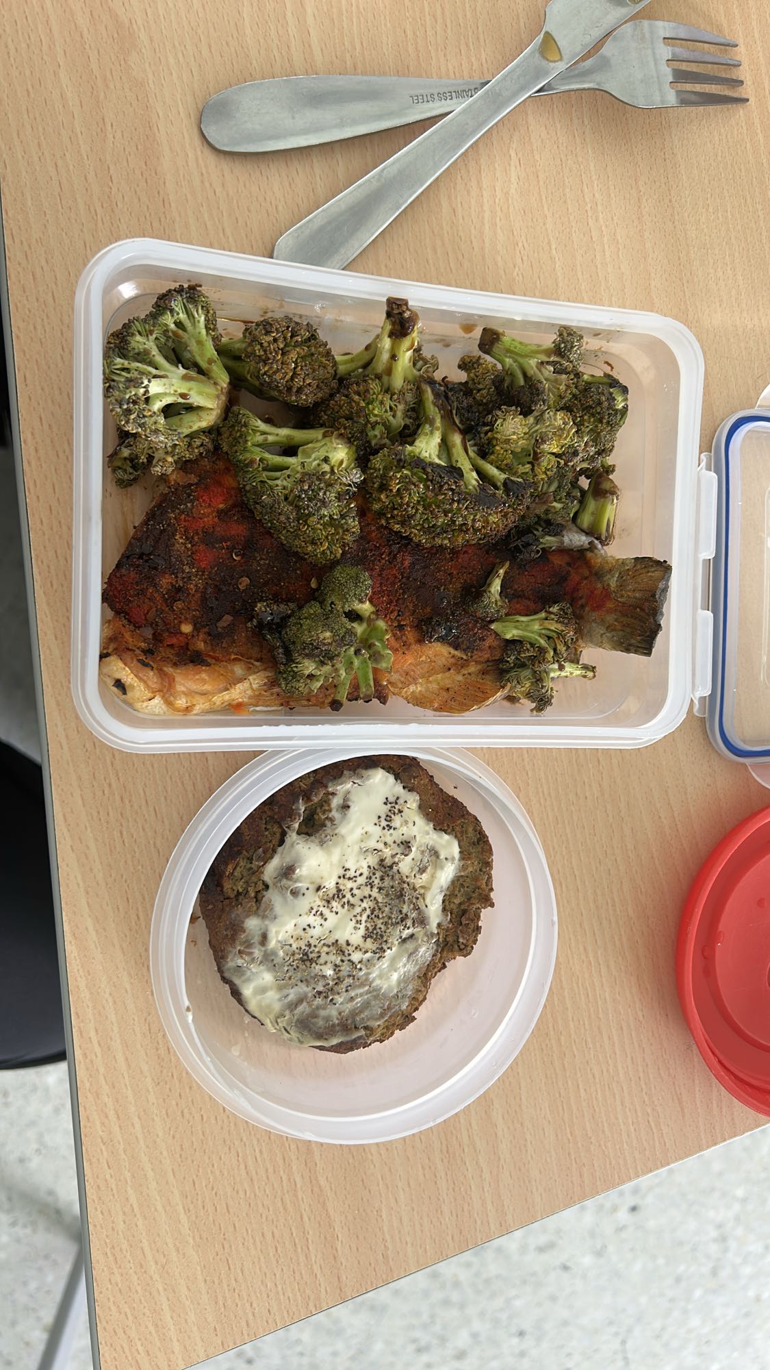 Salmón con brócoli y pan