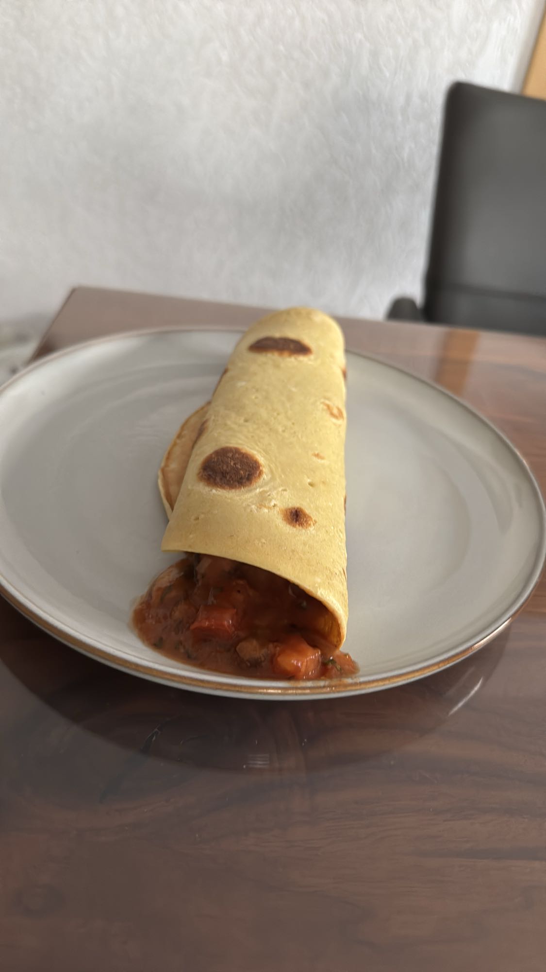 Eierpfannenkuchen mit Tomaten Pilze Gemüse Soße