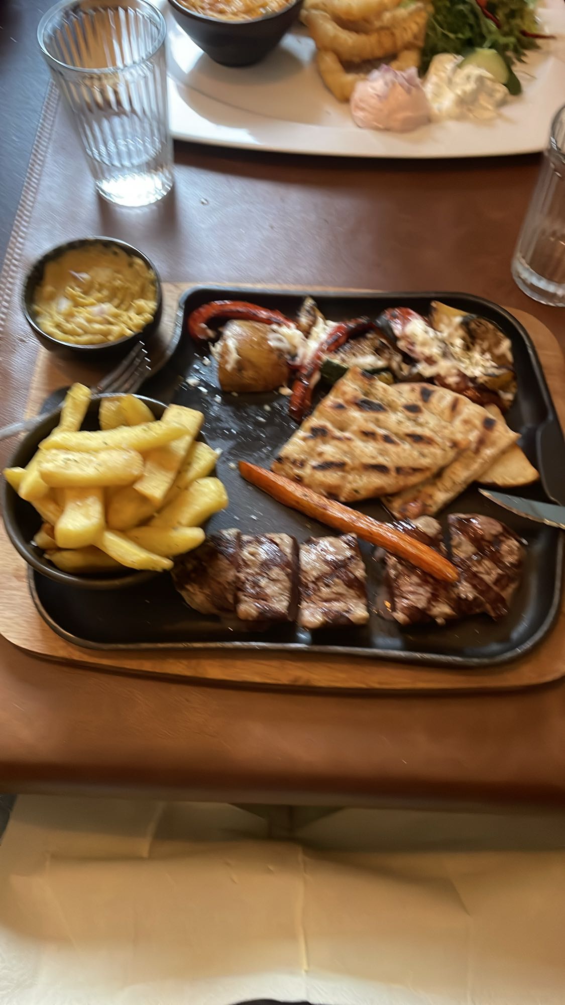 Grelhados com batatas