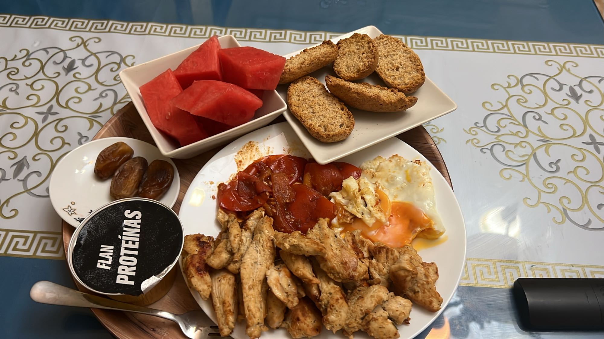 Pollo con huevo y frutas