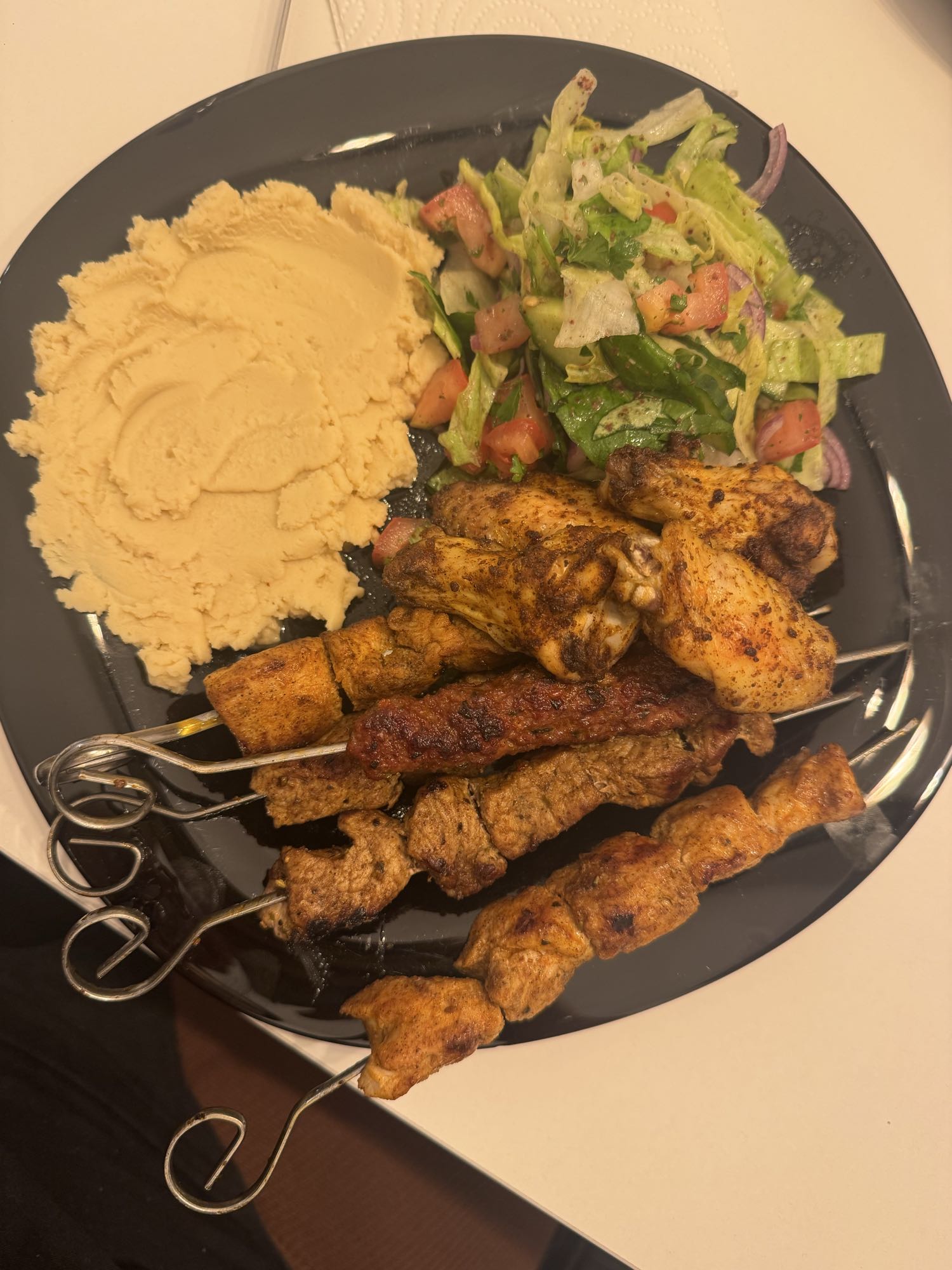 Grillteller mit Hummus
