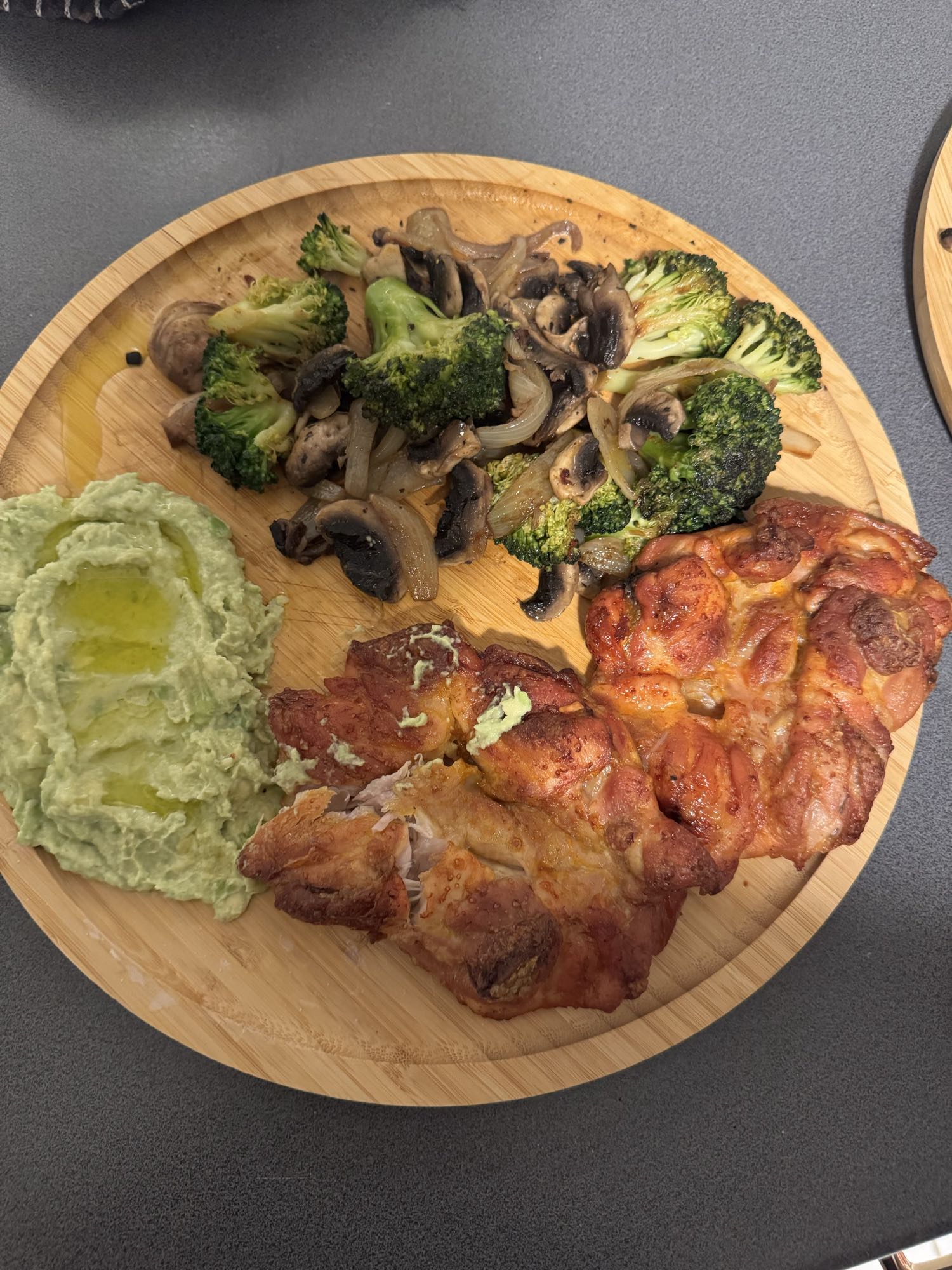 Hähnchenschenkel mit Avocado-Creme und gebratenem Gemüse