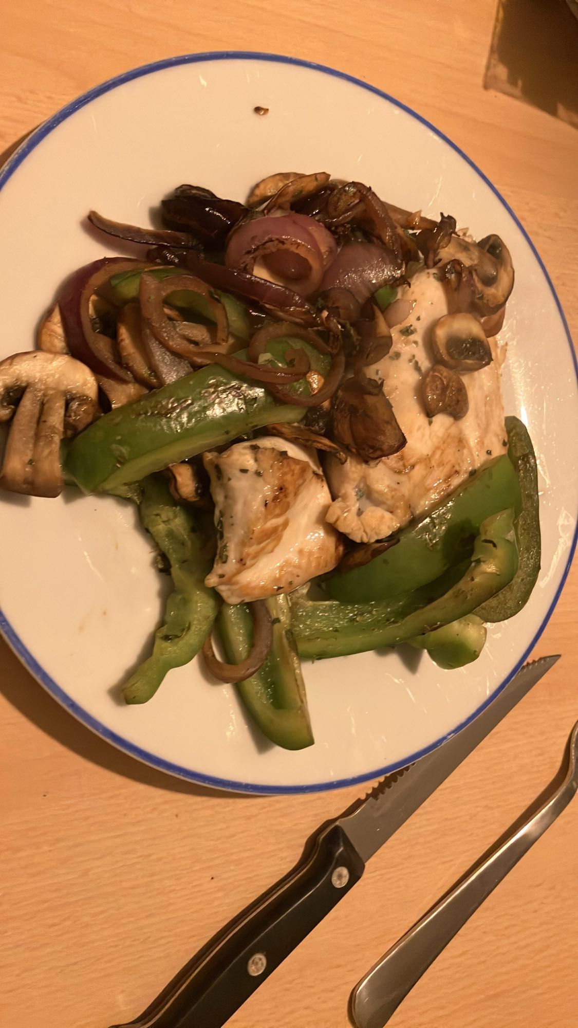 Frango com legumes salteados