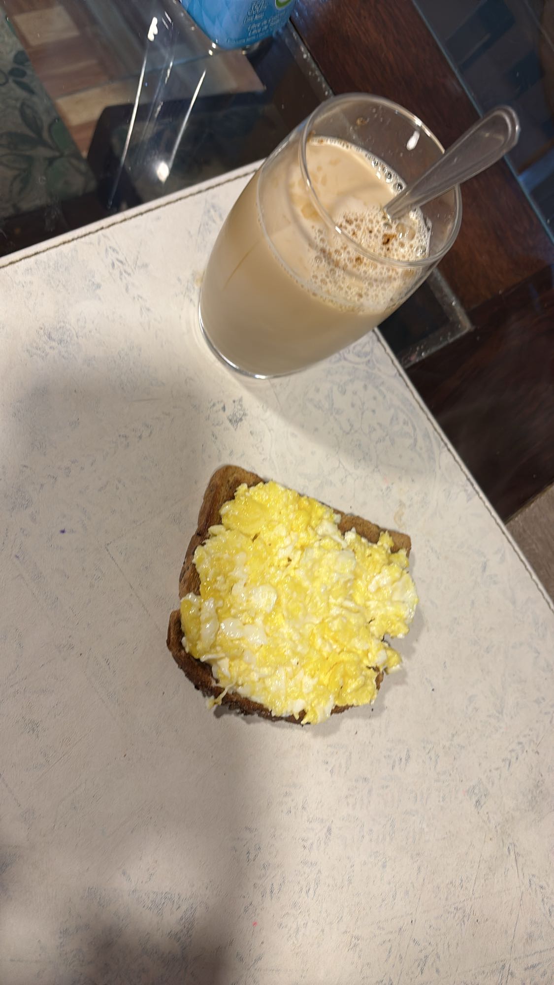 Tostada con huevo y café
