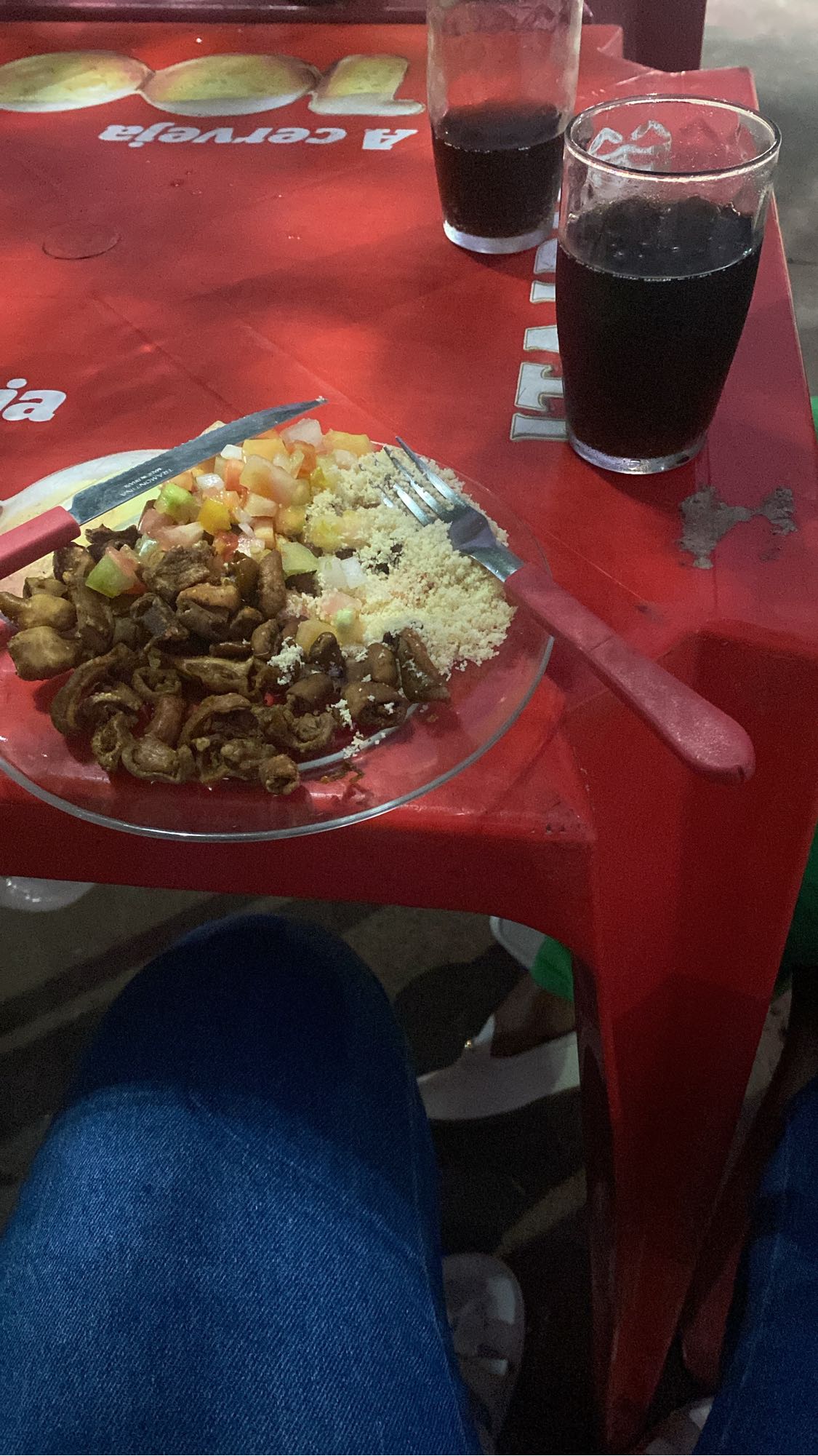 Carne com cuscuz e salada