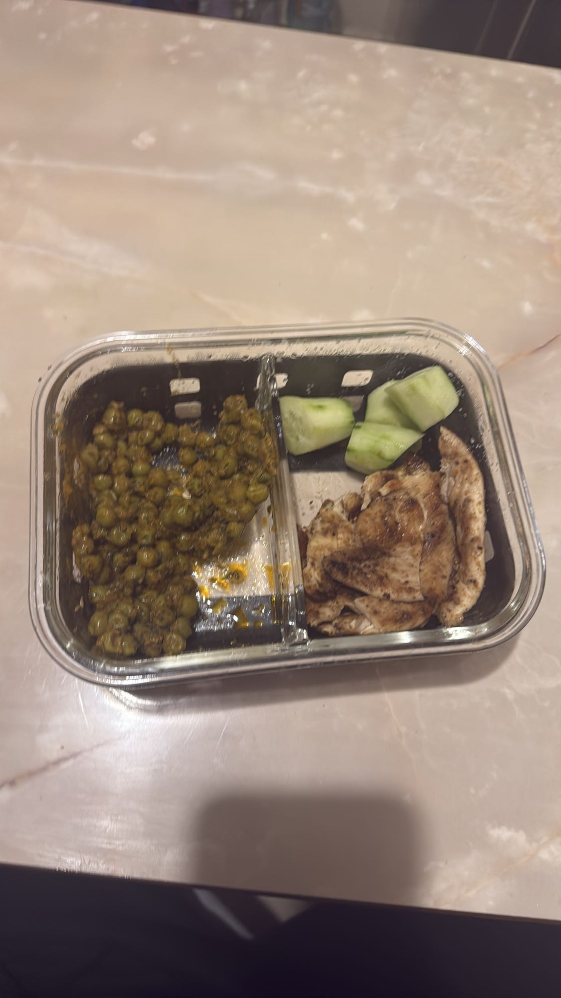 Pui cu mazăre și castraveți