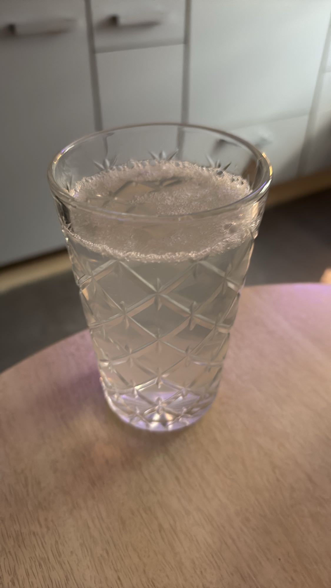 Wasser mit einer ausgepressten Zitrone