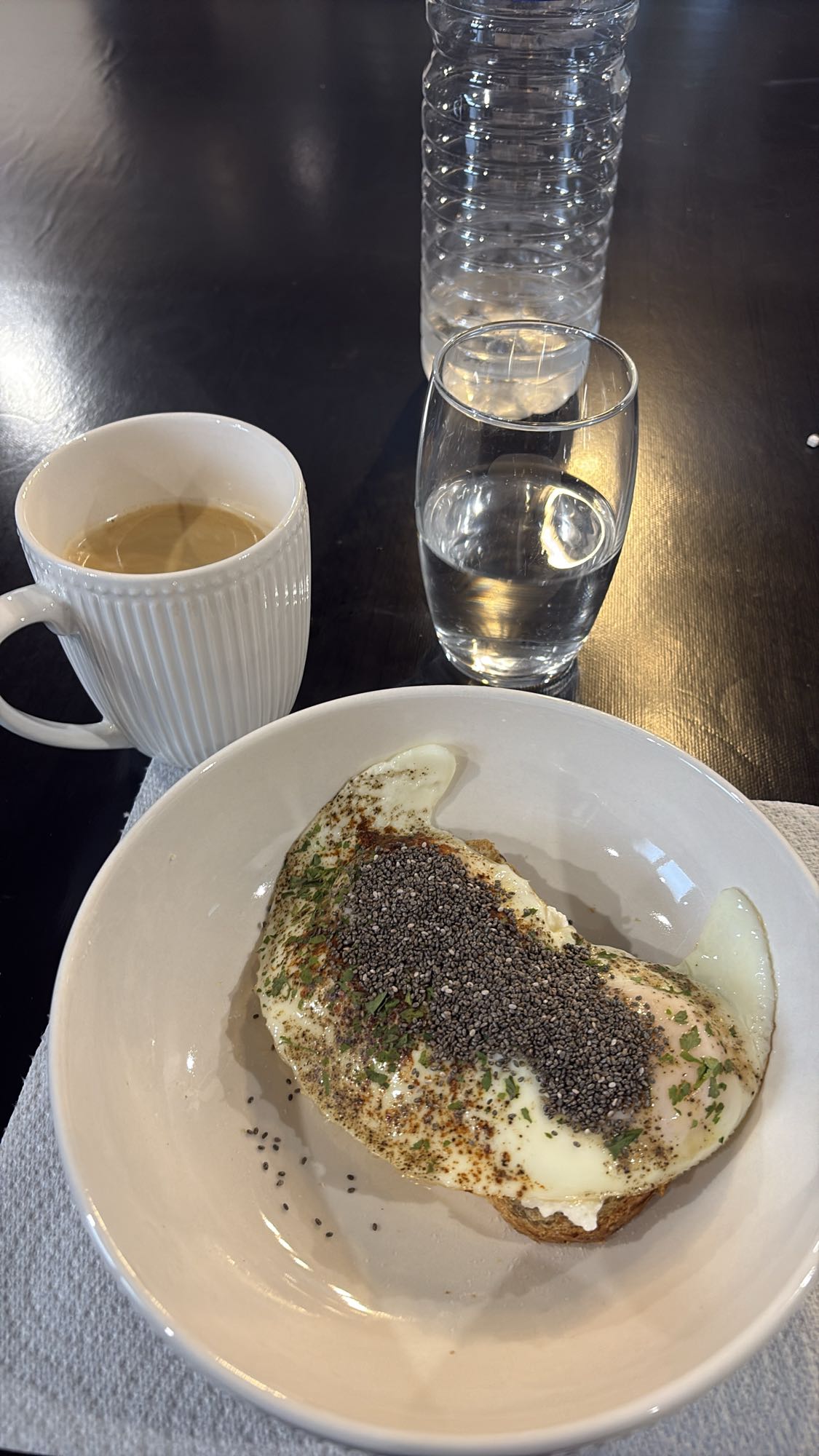 Oeufs sur toast avec chia et cottage cheese