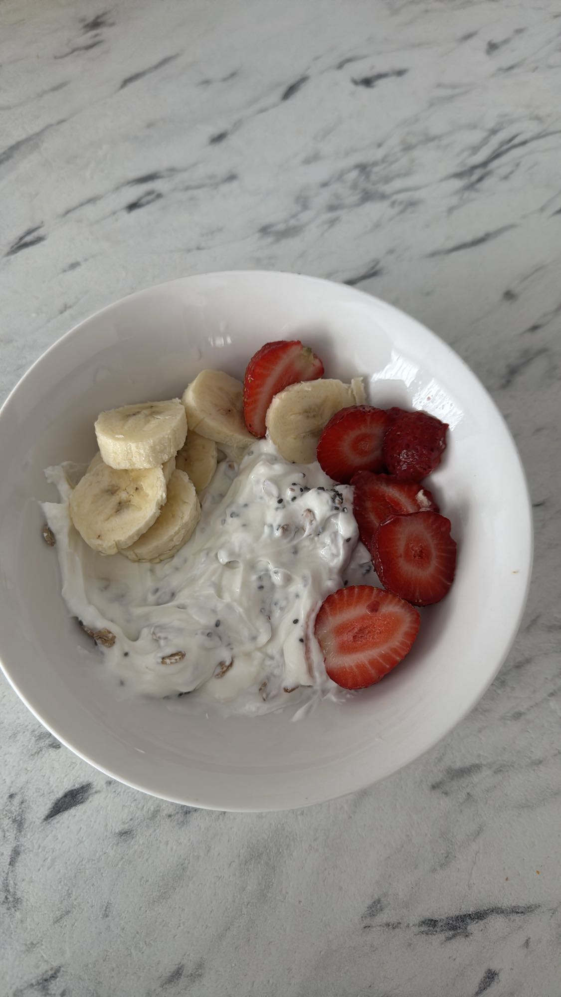 Iaurt cu fructe și semințe