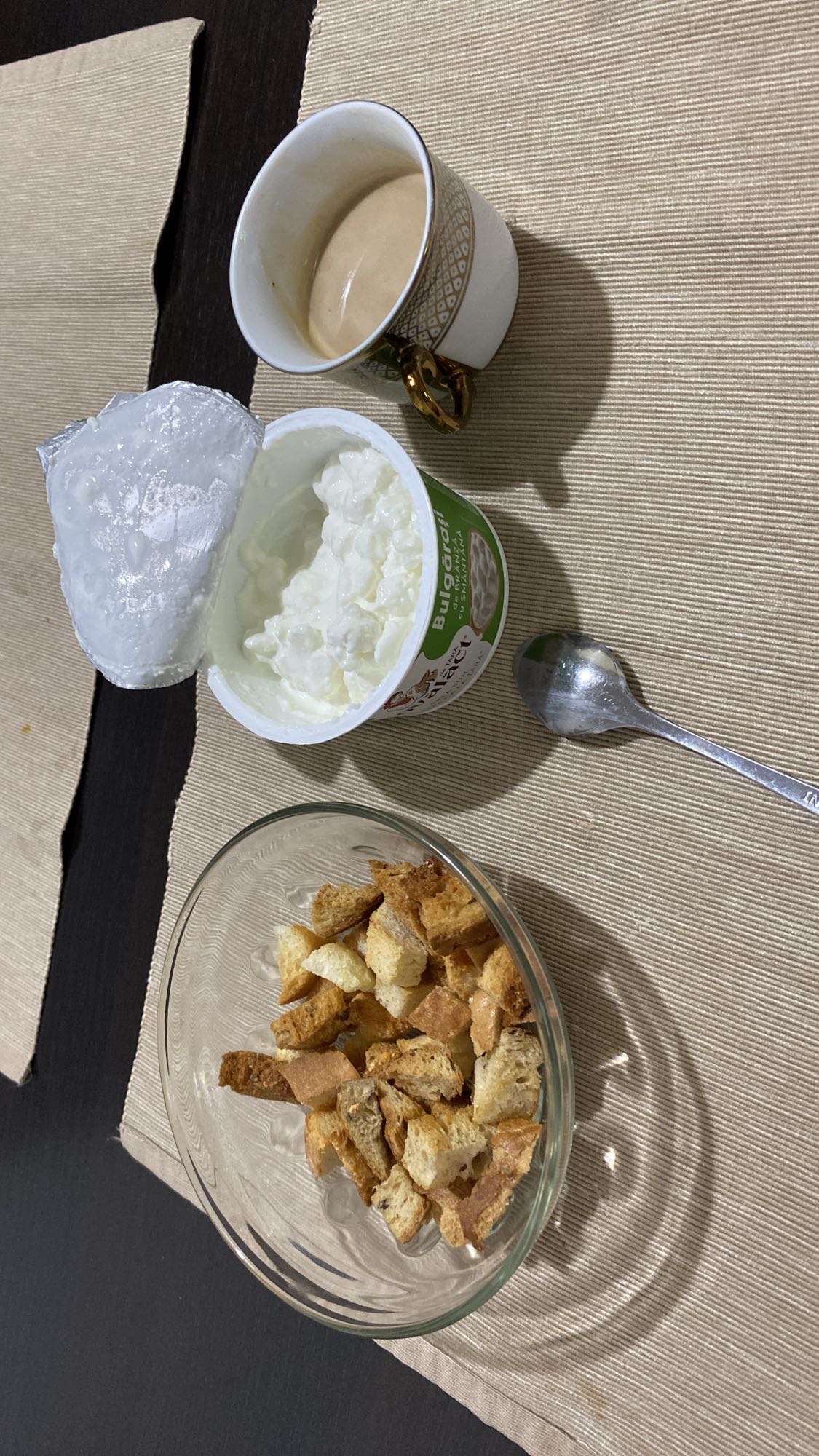 Mic dejun cu iaurt și crutoane