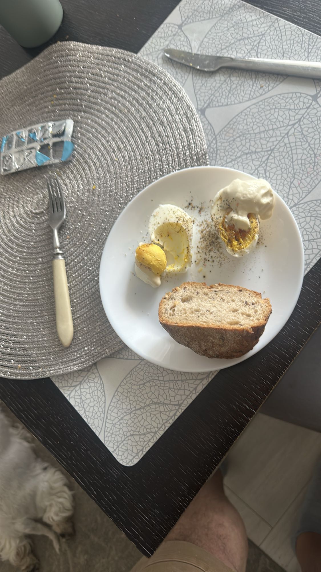 Jajka z chlebem i jogurtem