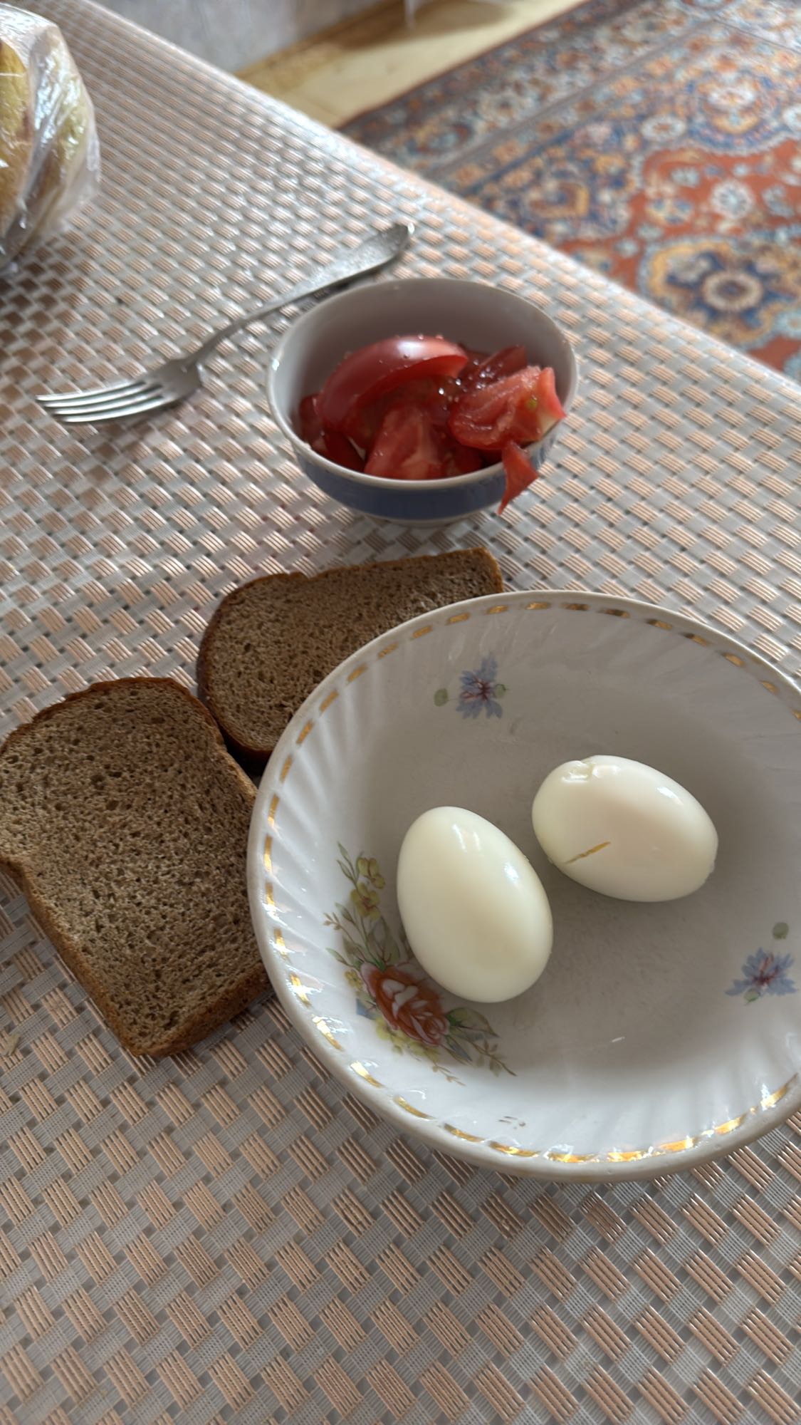 Yumurta, domates ve tam buğday ekmeği