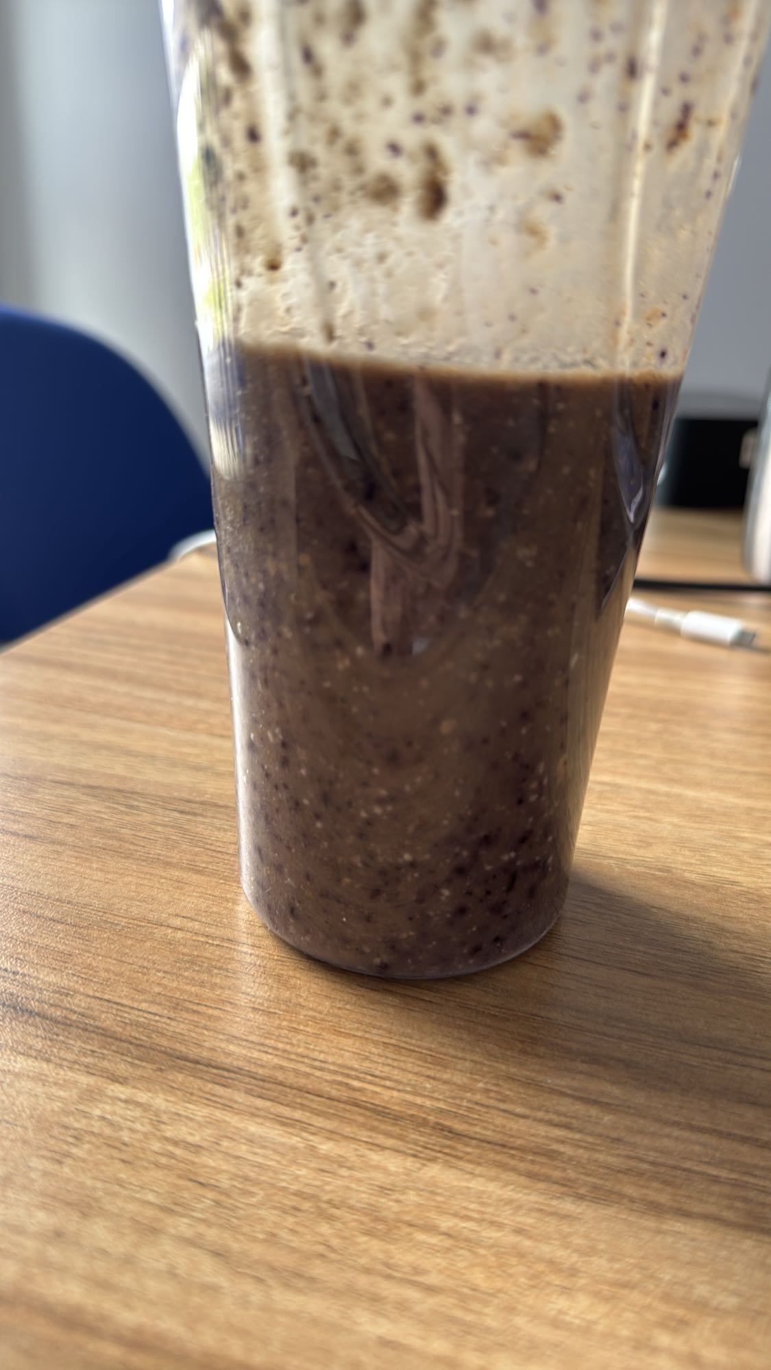 koktajl jagodowy białkowy z płatkami owsianymi