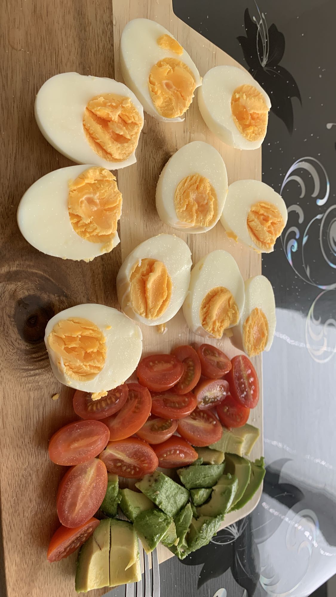 Ägg, tomat och avokado tallrik