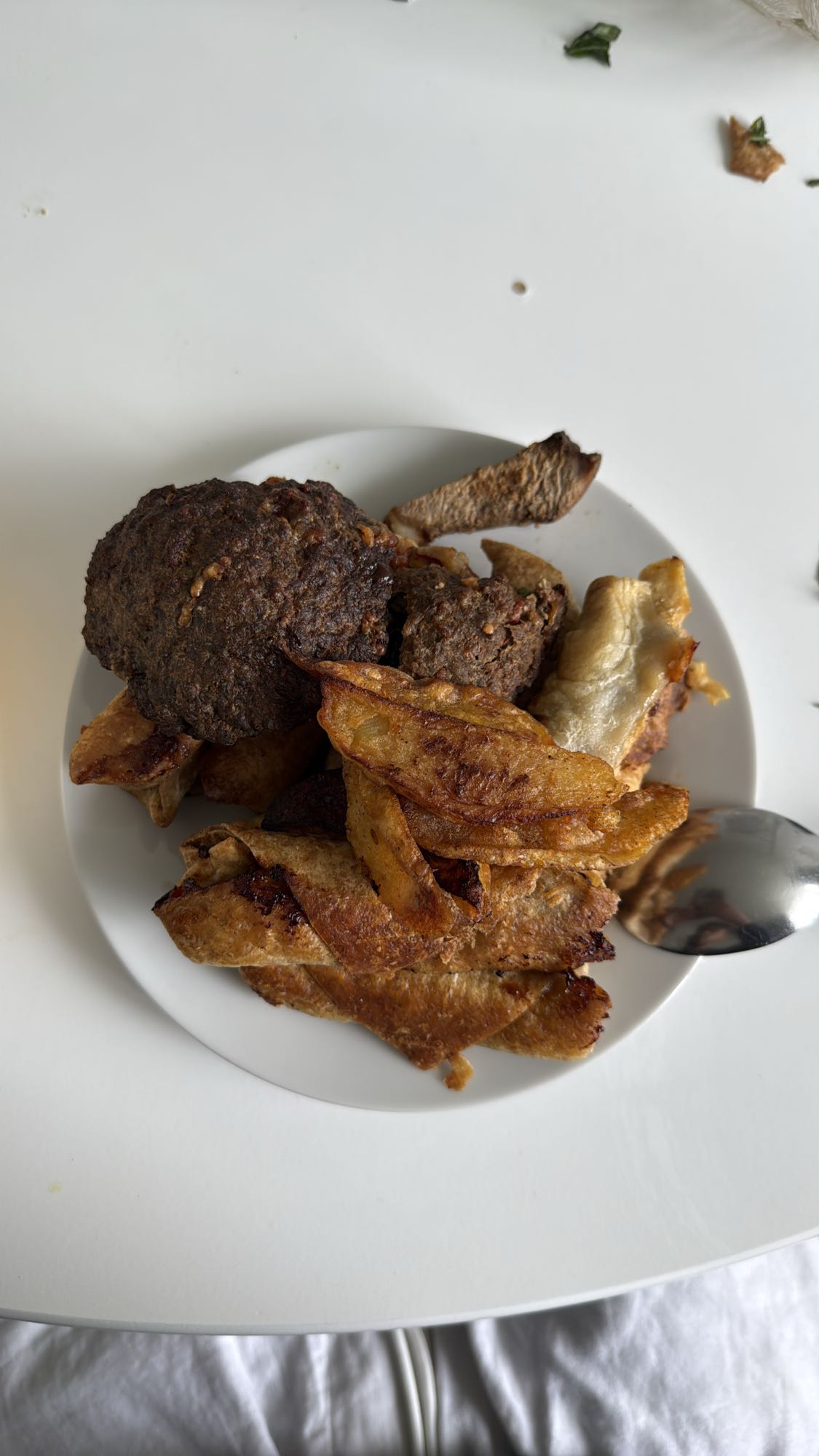 Köfte ve patates tabağı