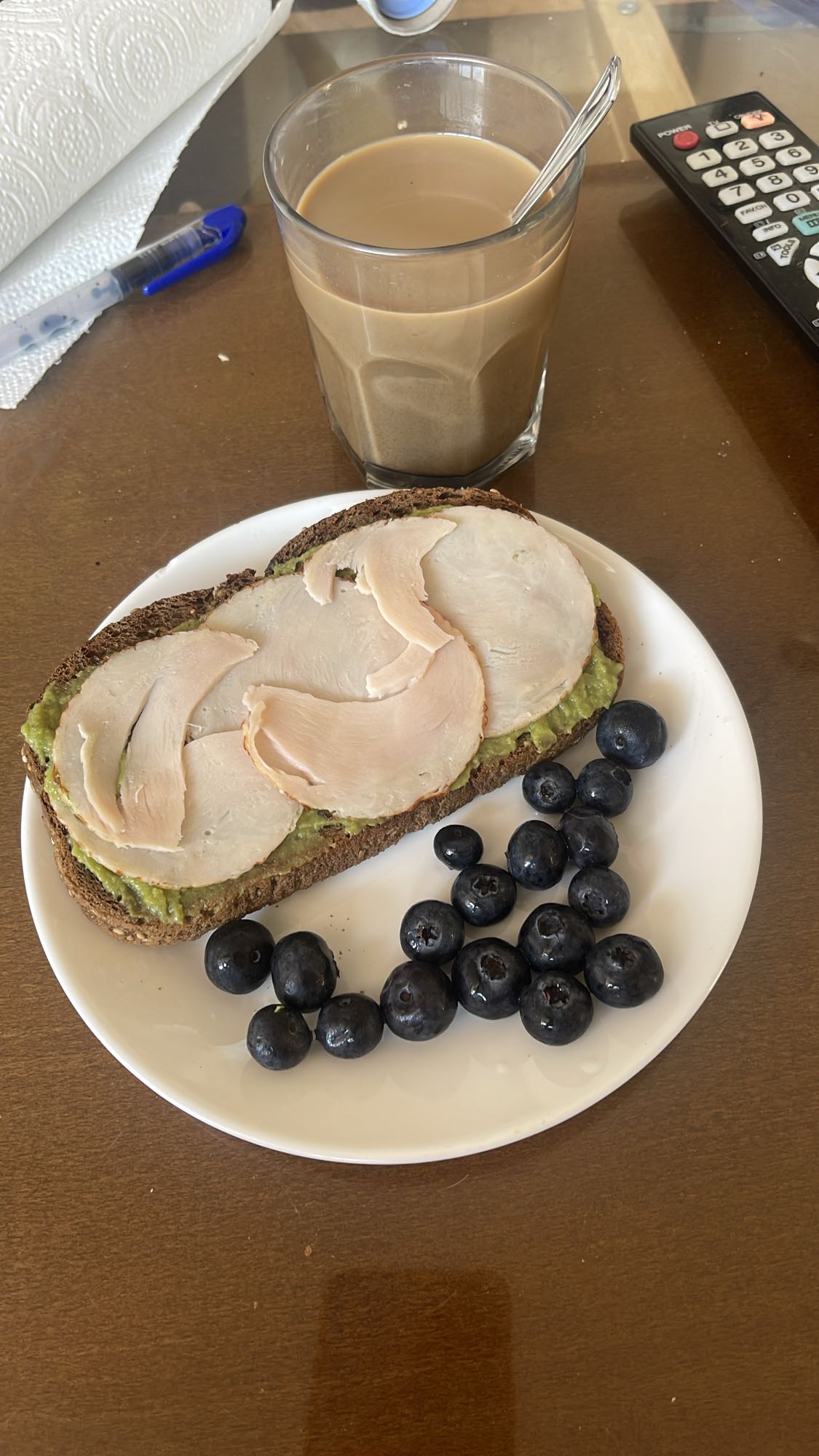 Tostada con pavo y café