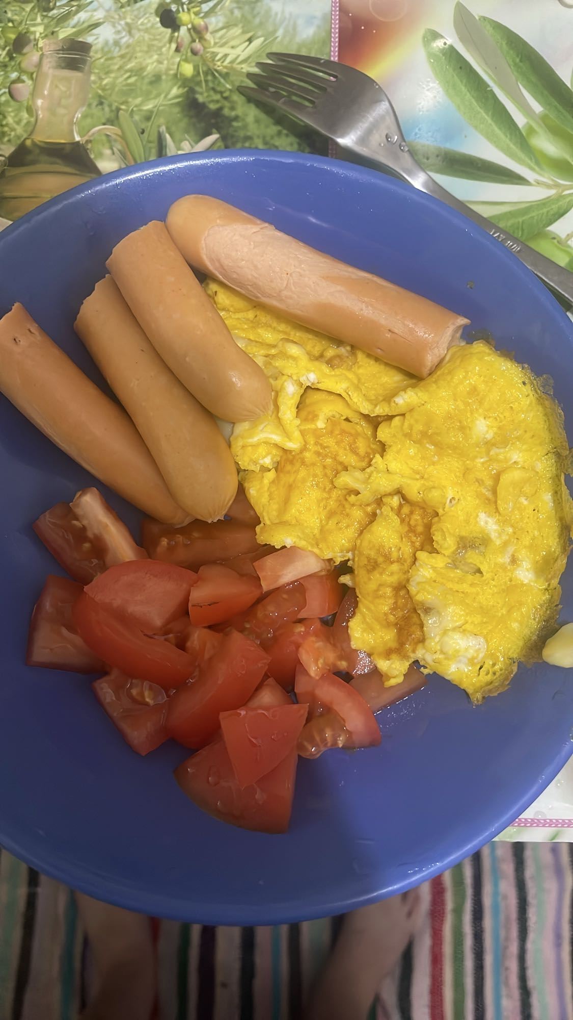 Mic dejun cu ouă, crenvurști și cașcaval