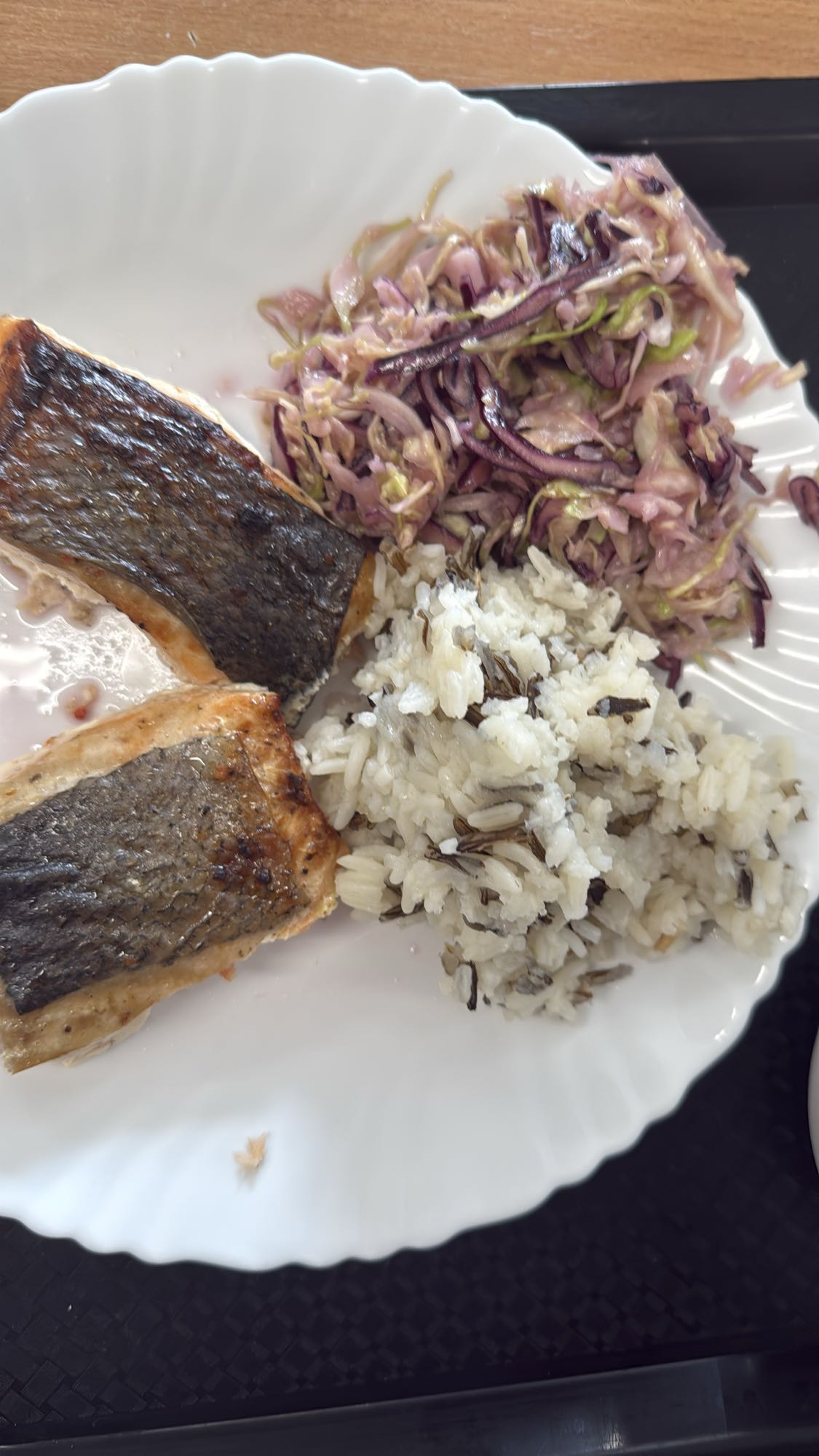 Somon cu orez și salată