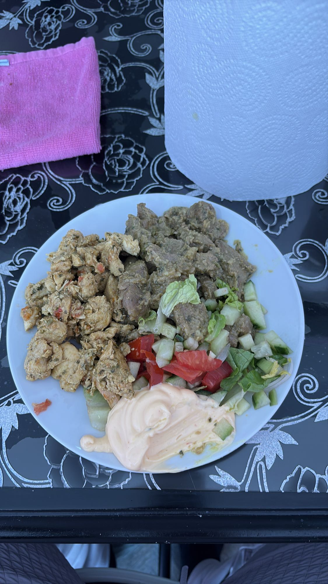Kip, rundvlees, salade, saus