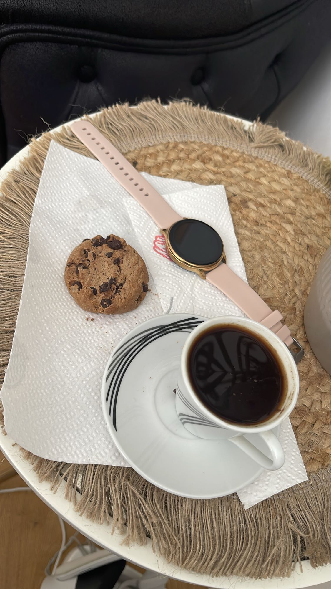 بسكويت مع قهوة سوداء