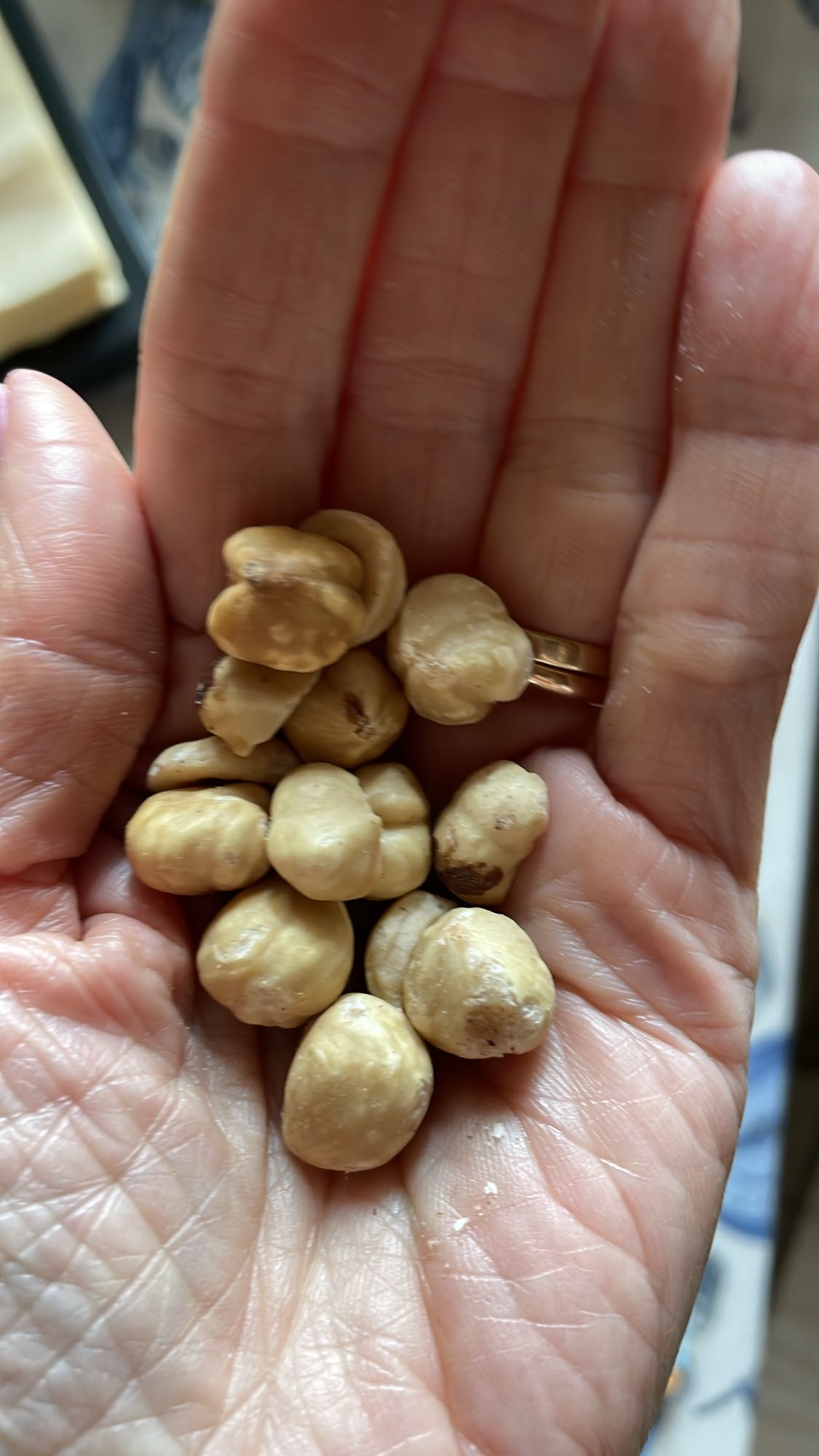 Alune de pădure crude