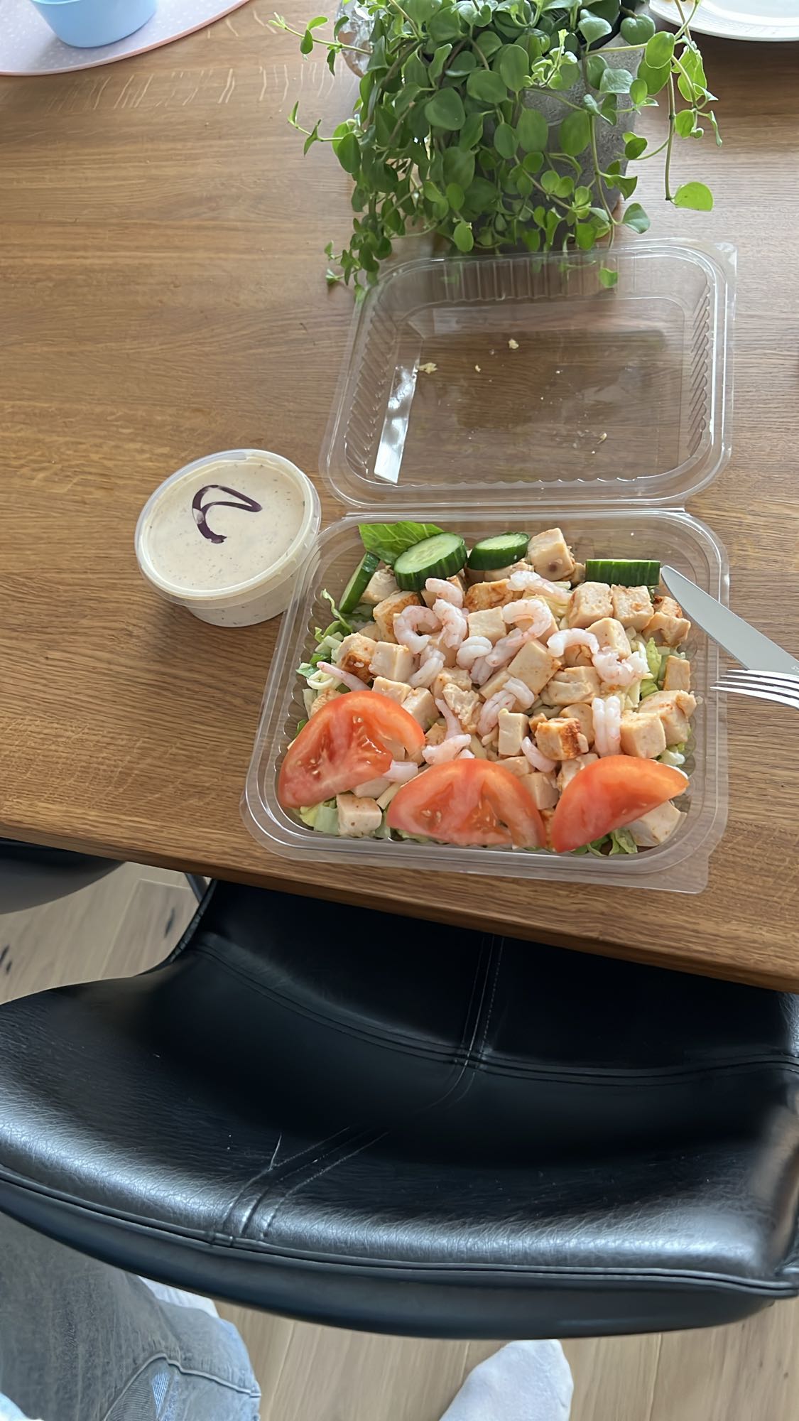 Kycklingsallad med räkor och kebabsås