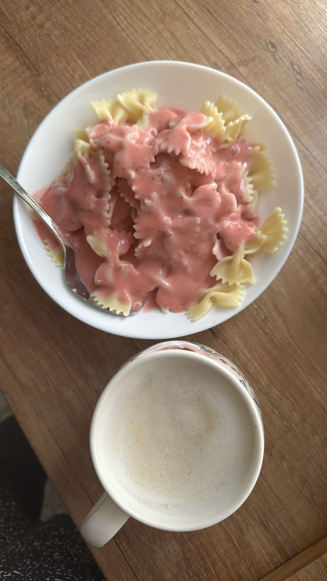 makaron z sosem truskawkowym i kawa