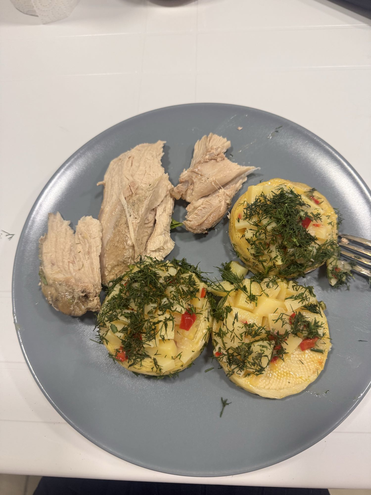 Курица с овощными маффинами