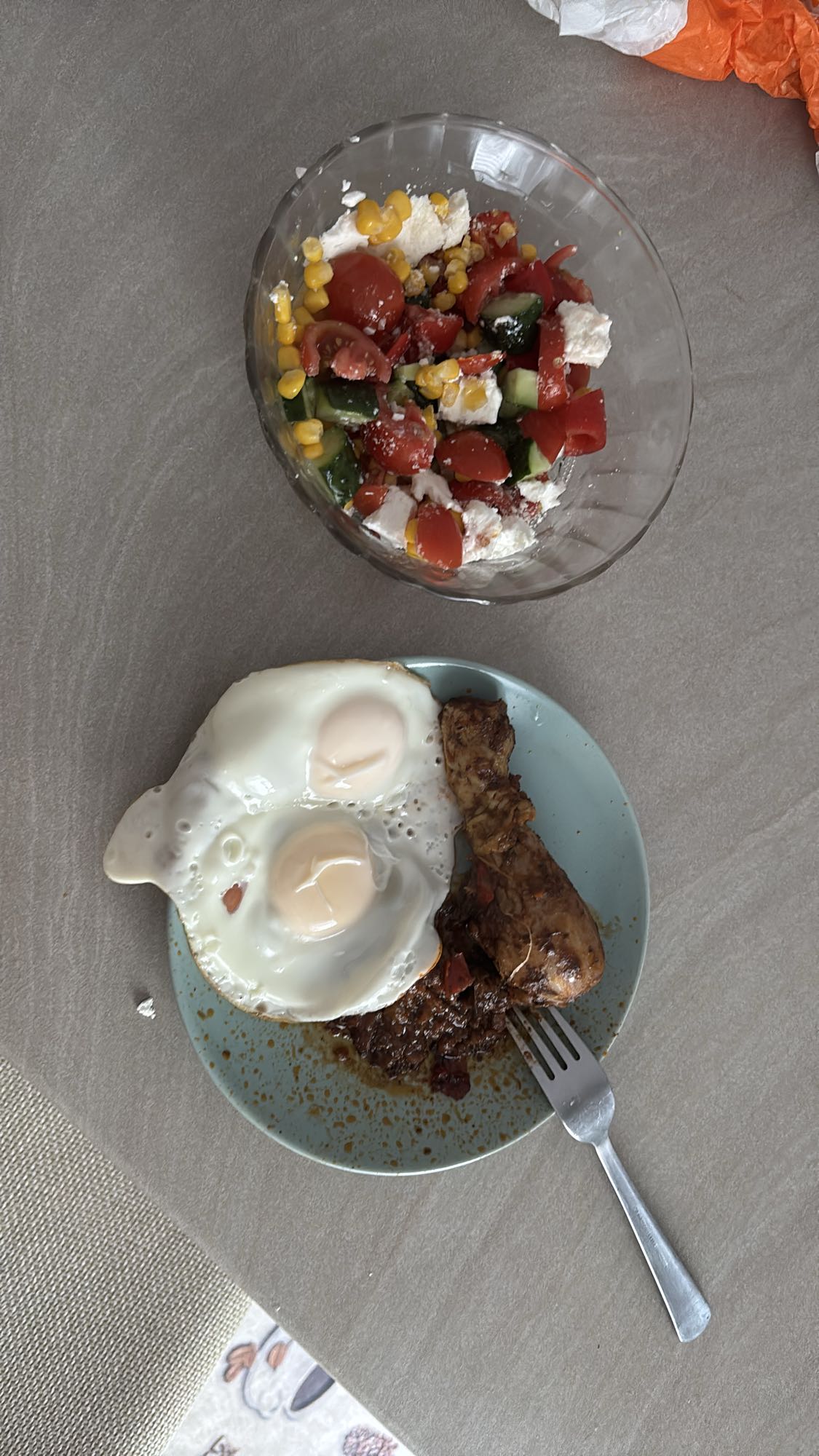 Pui cu ouă și salată