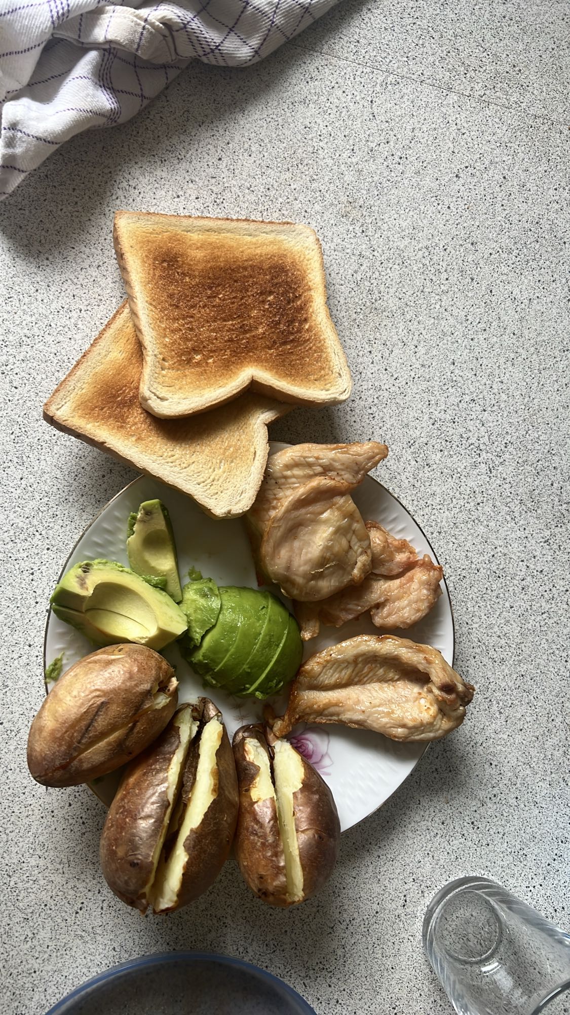 Mic dejun cu pui, avocado