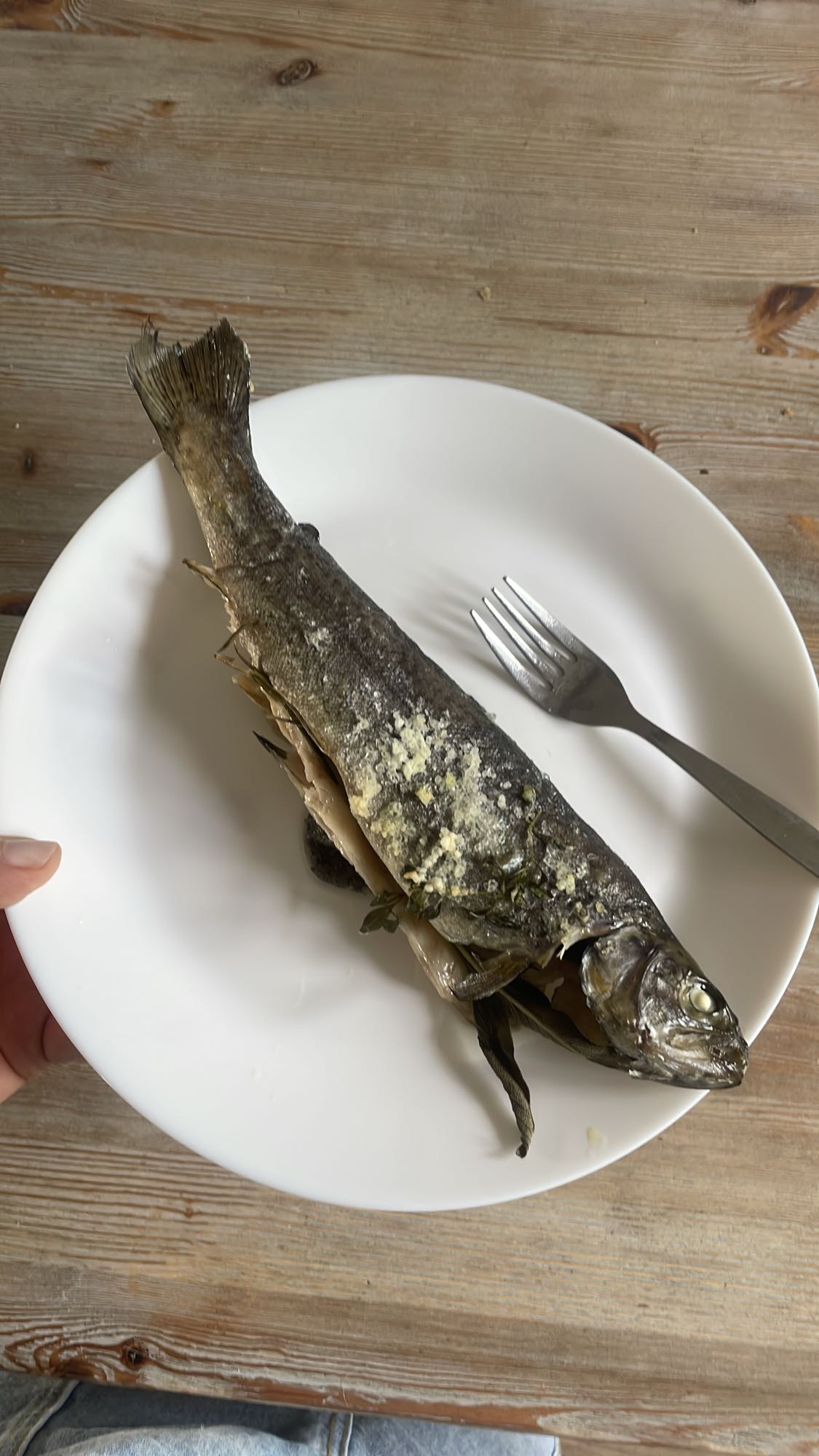 Pstrąg pieczony z ziołami