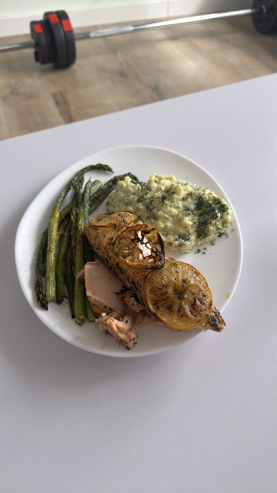 Łosoś z puree i szparagami