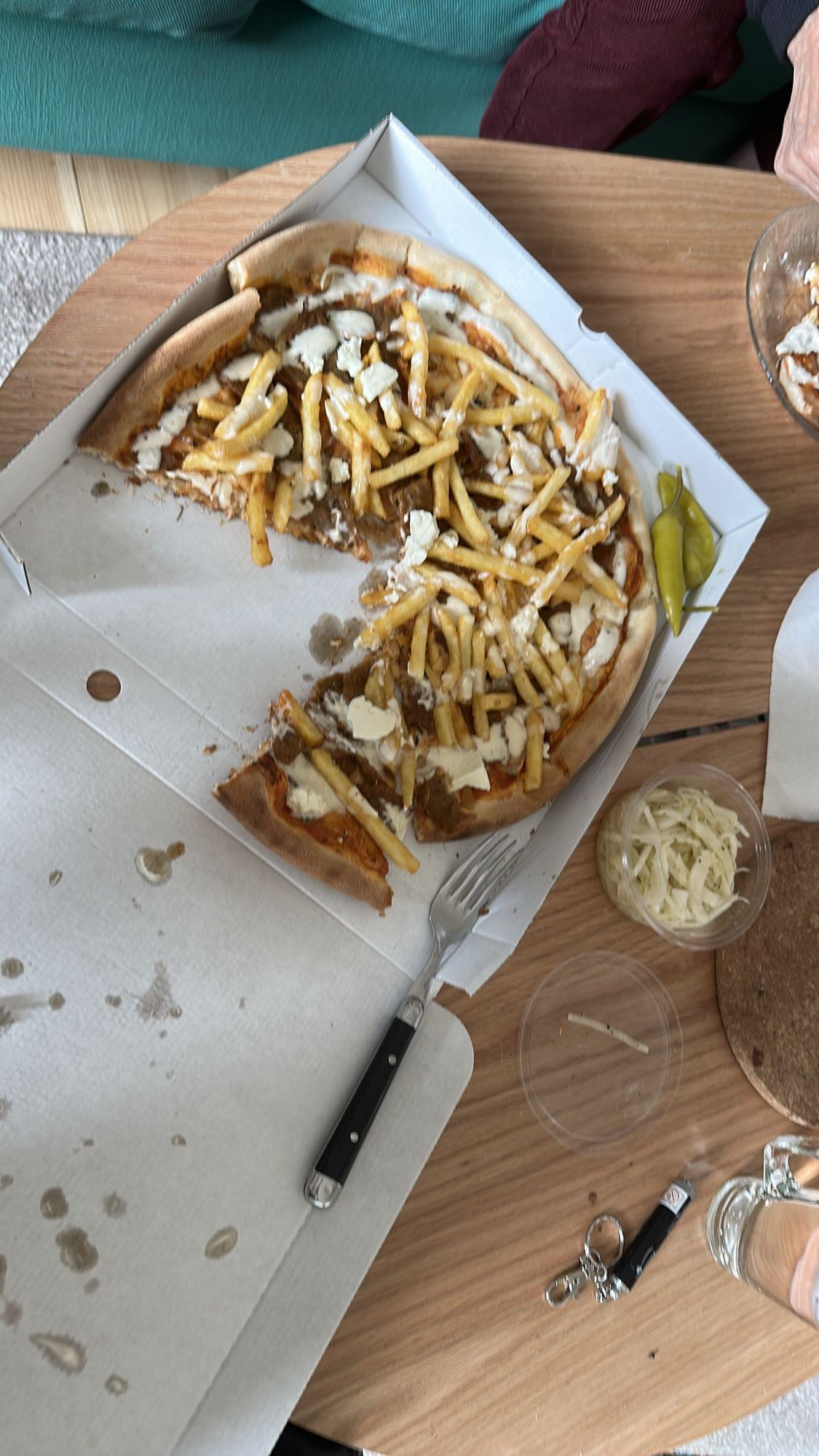 Kebabpizza med pommes