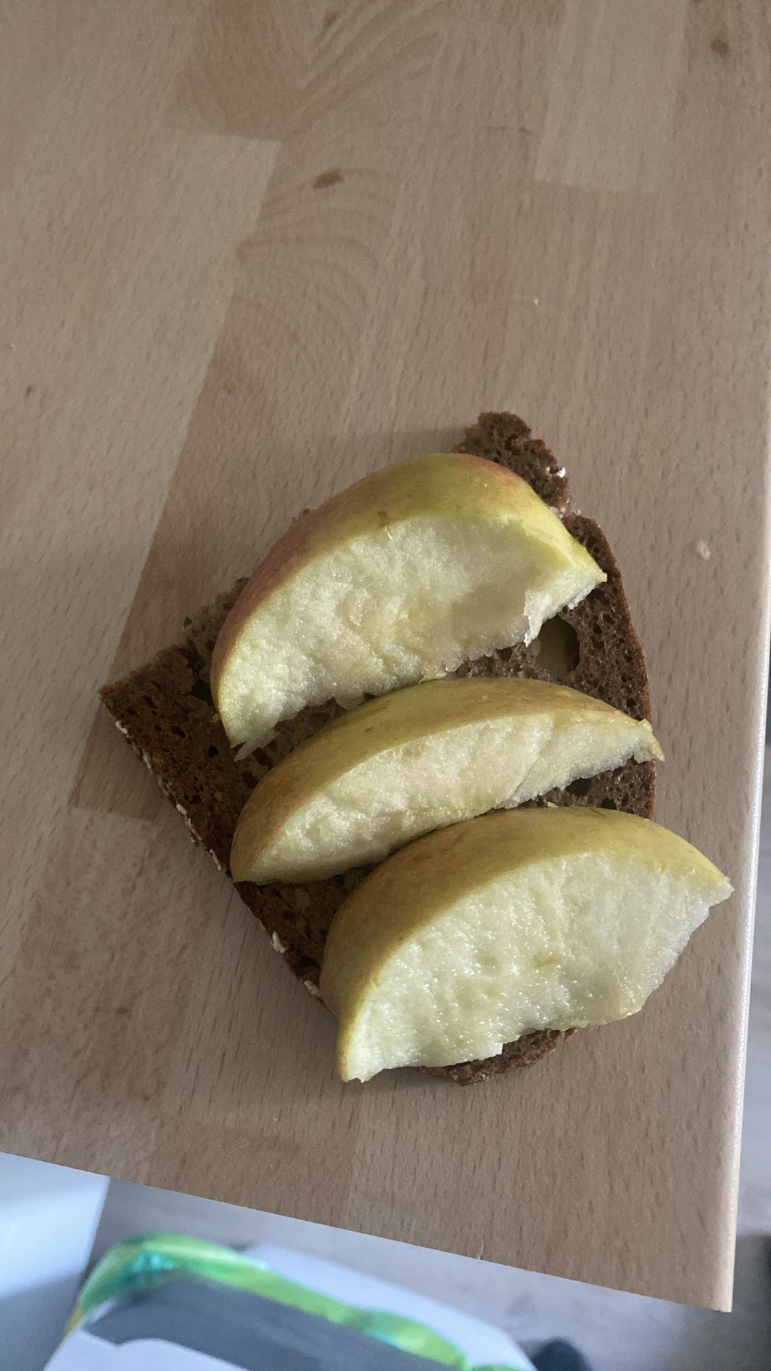 Tartine pomme pain noir