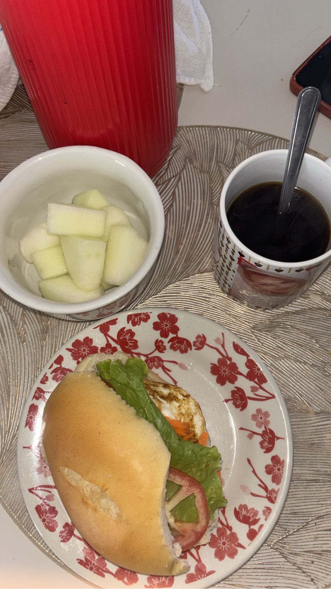 Café com sanduíche e fruta