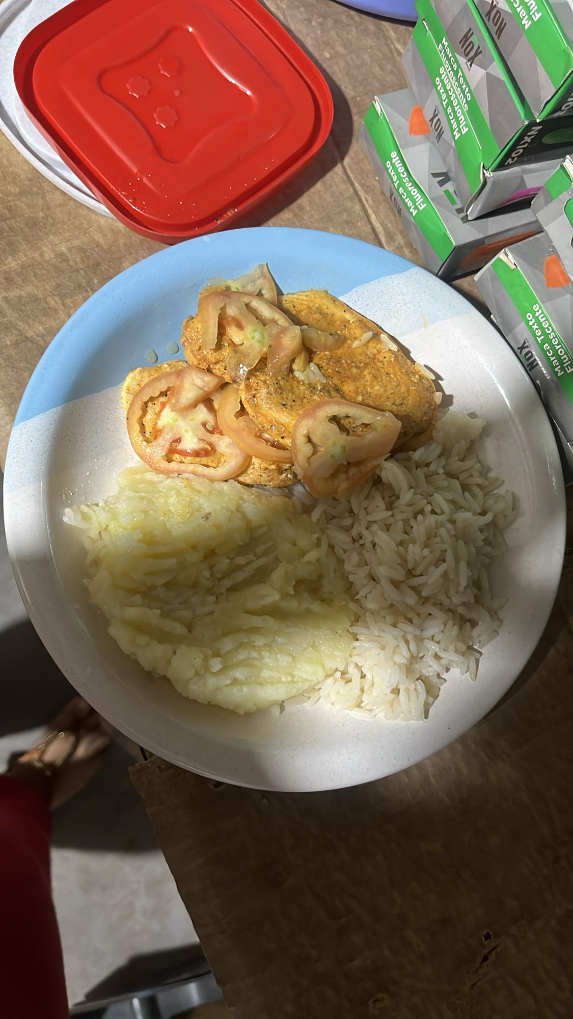 Frango com arroz e purê