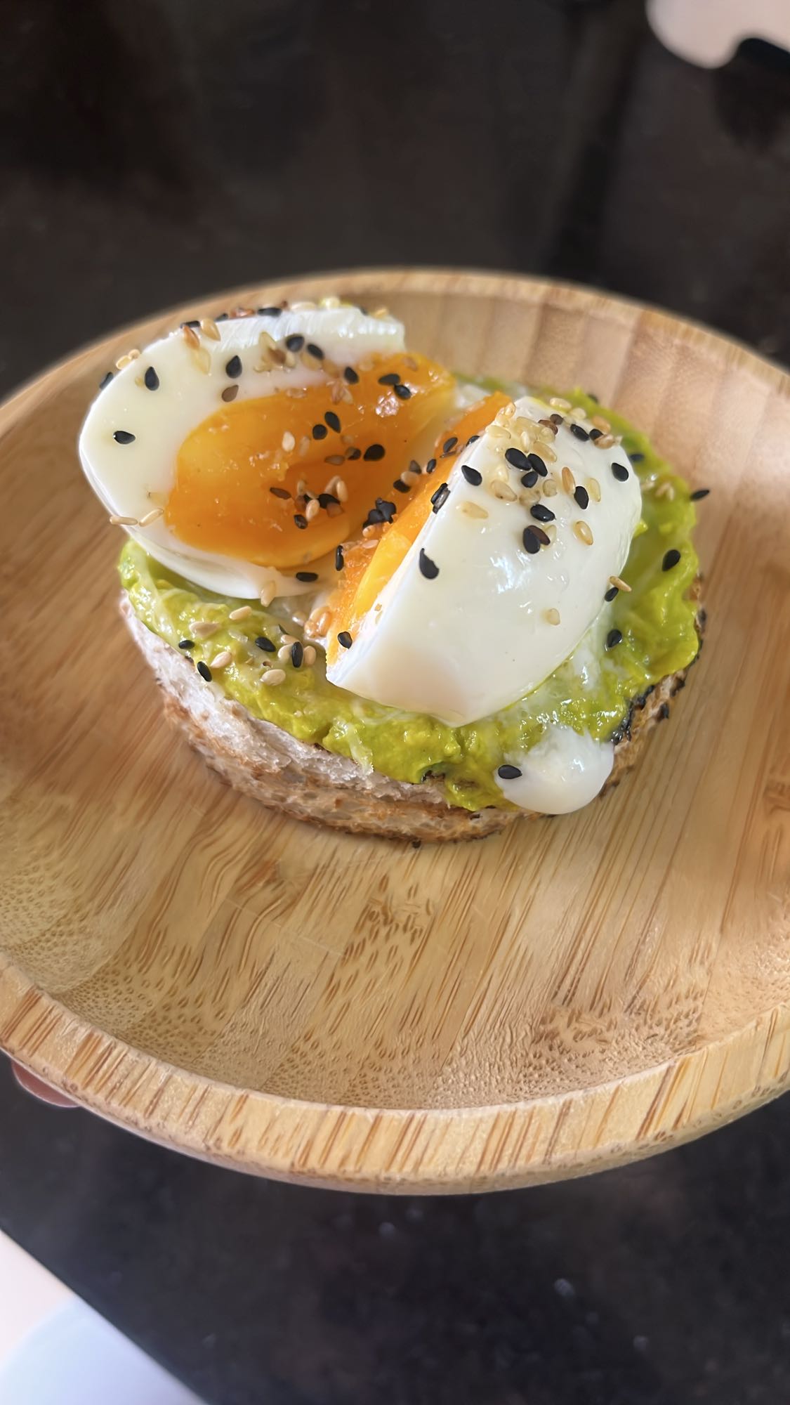 Tostada con huevo y aguacate