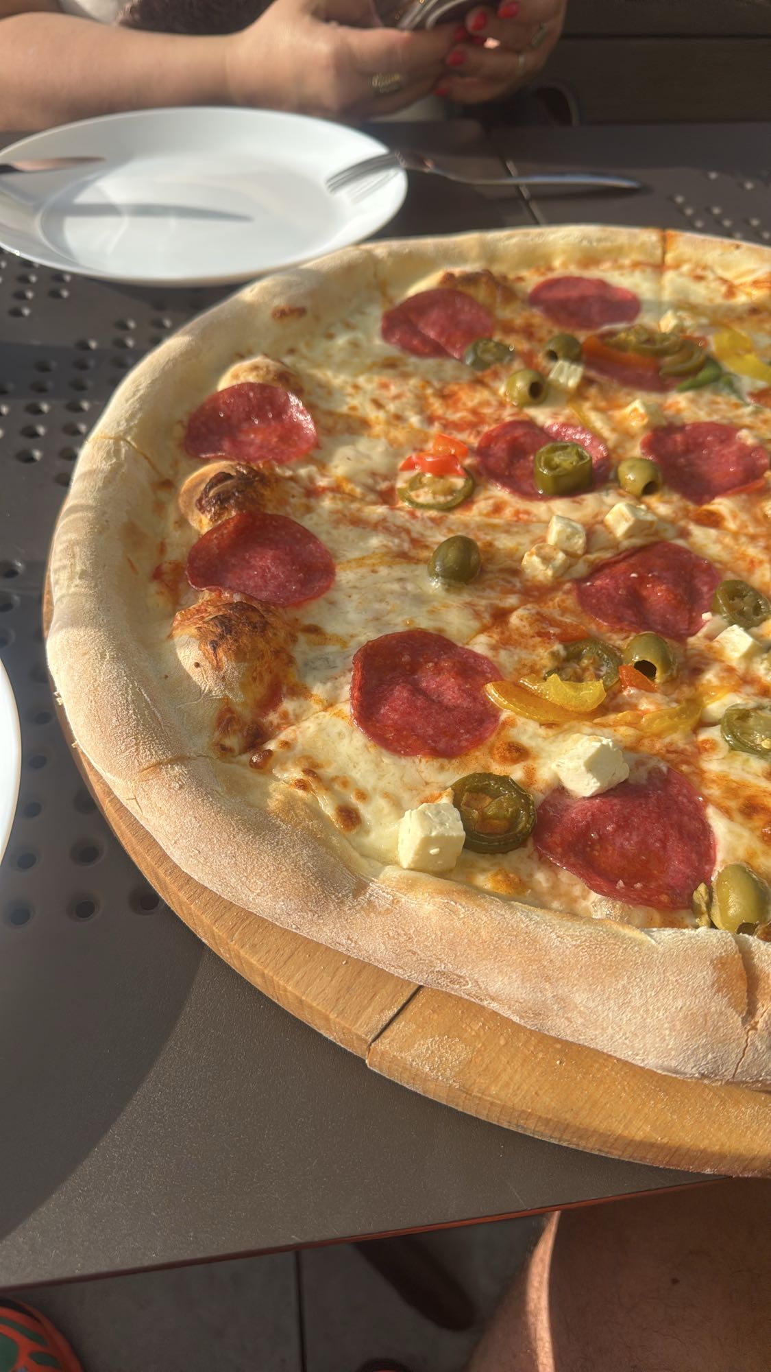 Pizza z salami i oliwkami