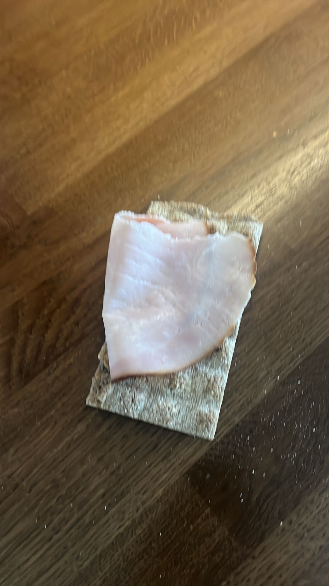Knäckebröd med skinka